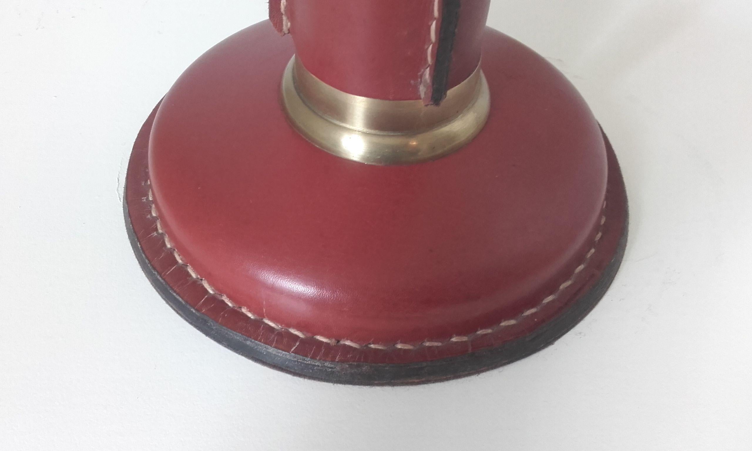 Lámpara de mesa francesa de cuero cosido y latón de Jacques Quinet (1918-1992) Francés en venta