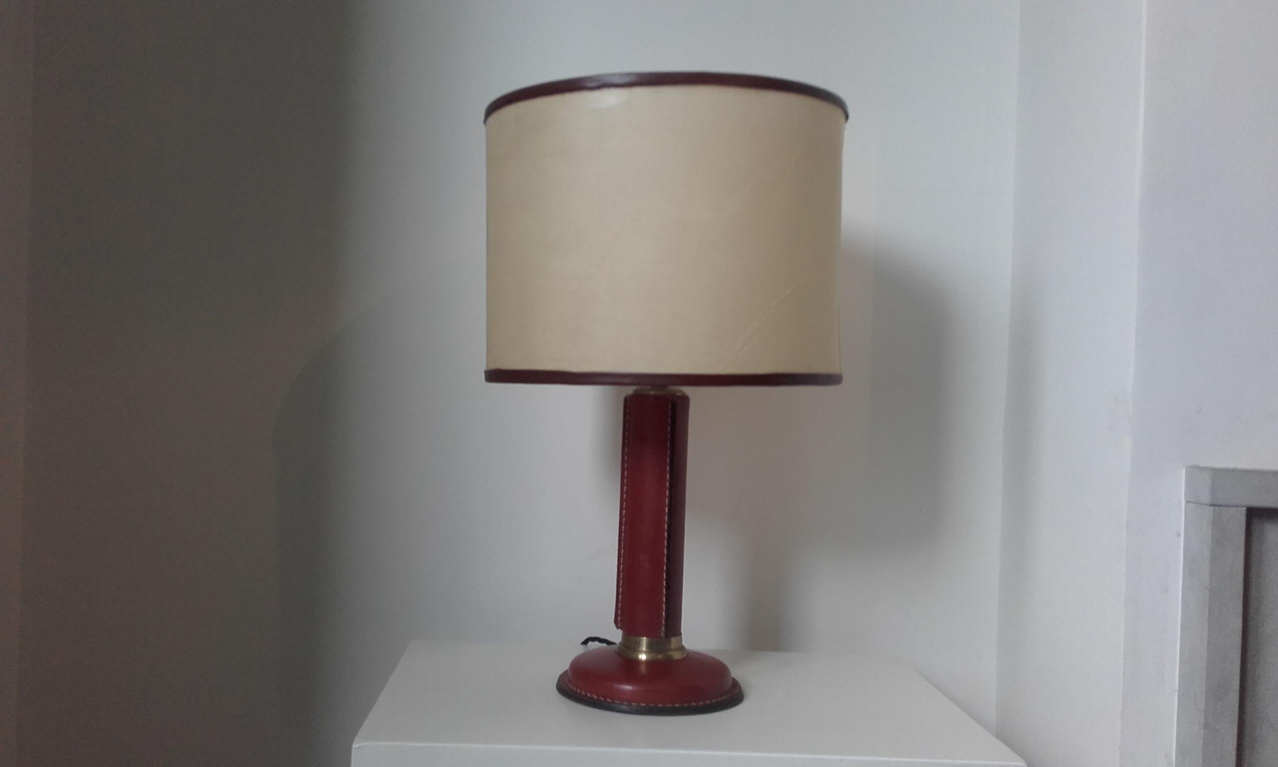 Lámpara de mesa francesa de cuero cosido y latón de Jacques Quinet (1918-1992) en Bueno estado para la venta en London, GB