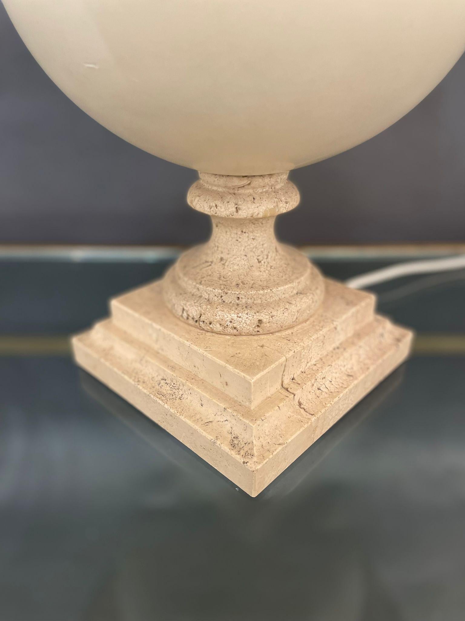 Mid-Century Modern Lampe de table française en marbre travertin en vente