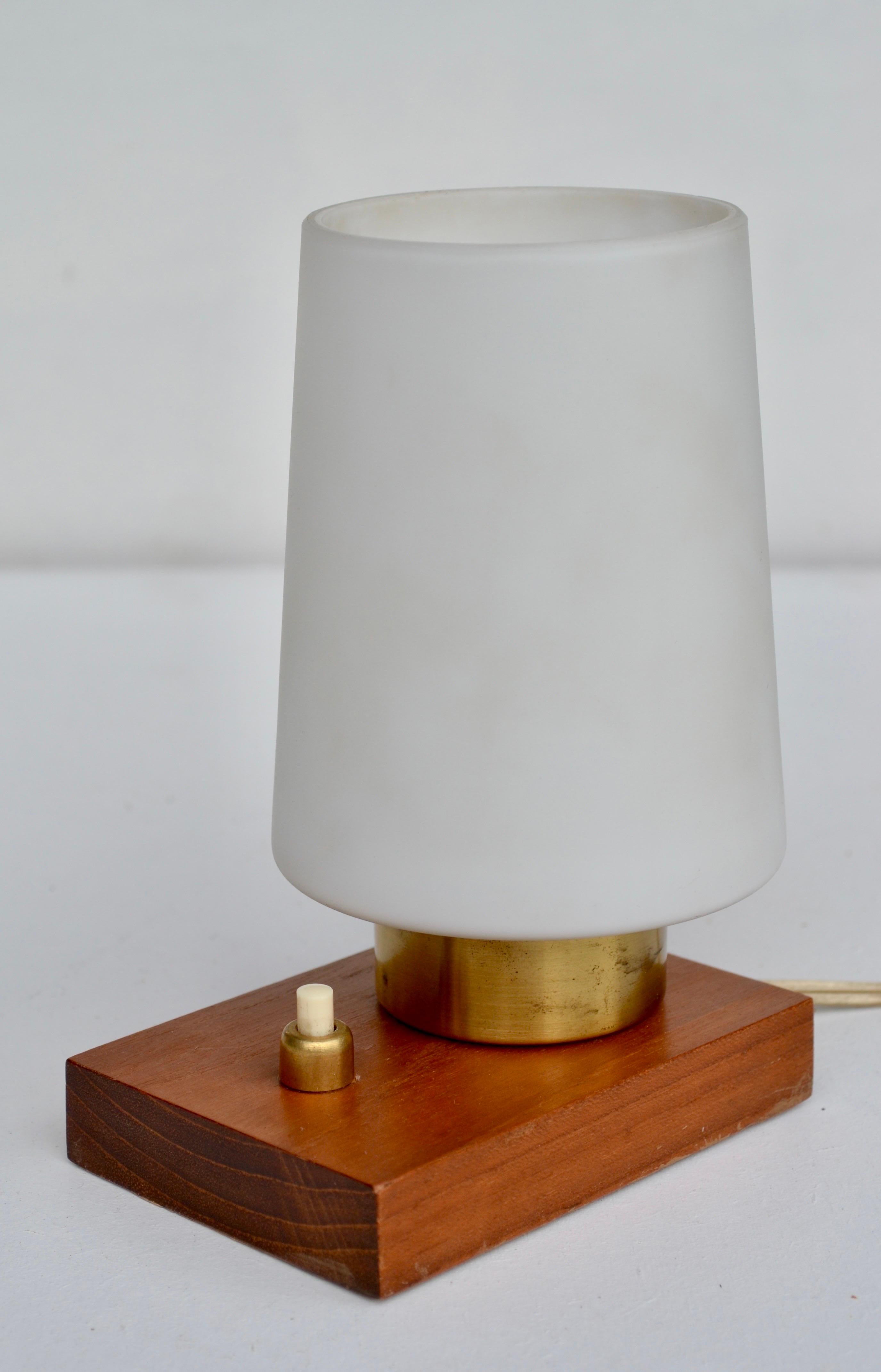 French Table Lamp in Wood, Brass and Frosted Glass, 1960s In Good Condition For Sale In SOTTEVILLE-LÈS-ROUEN, FR
