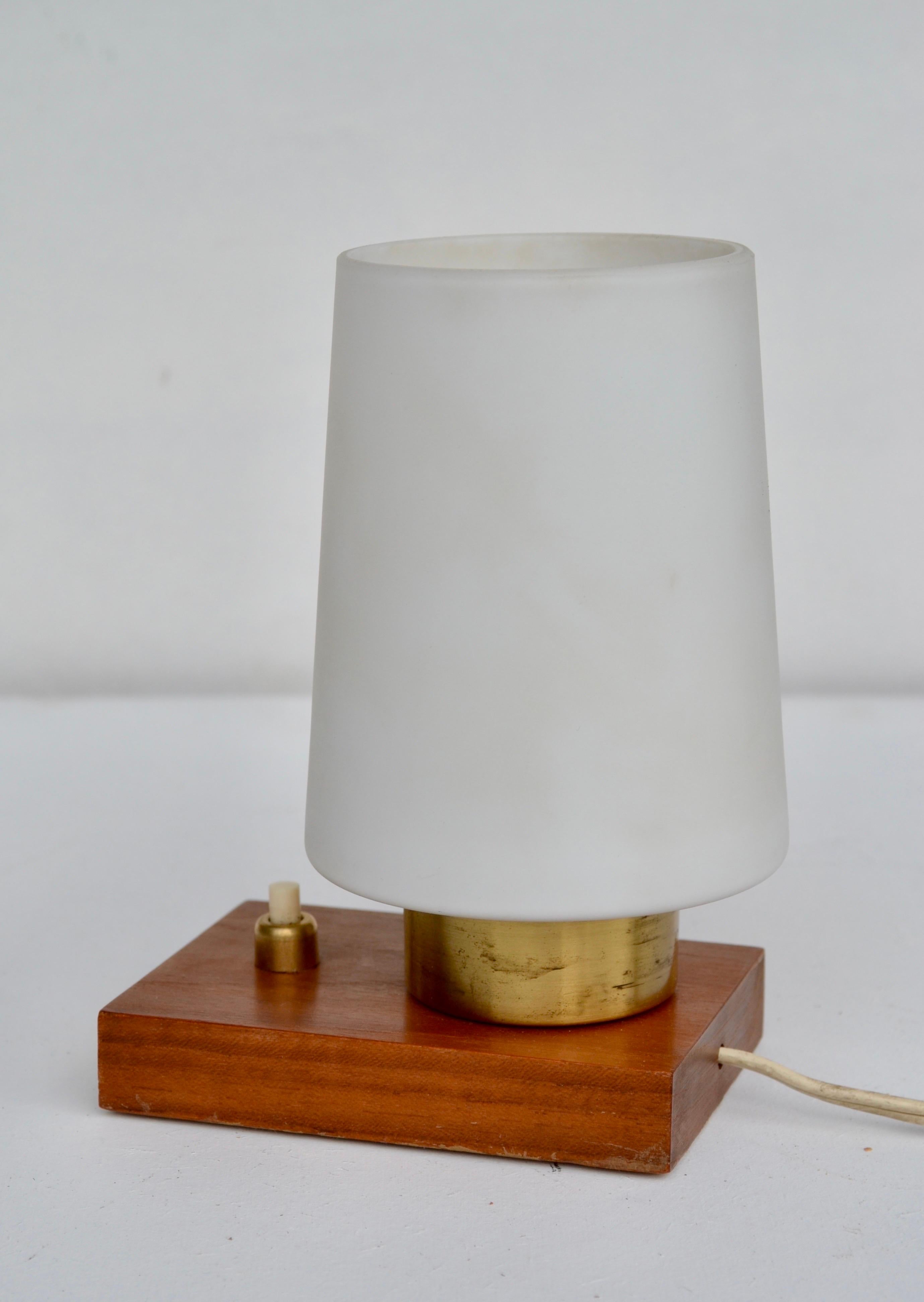 French Table Lamp in Wood, Brass and Frosted Glass, 1960s For Sale 1
