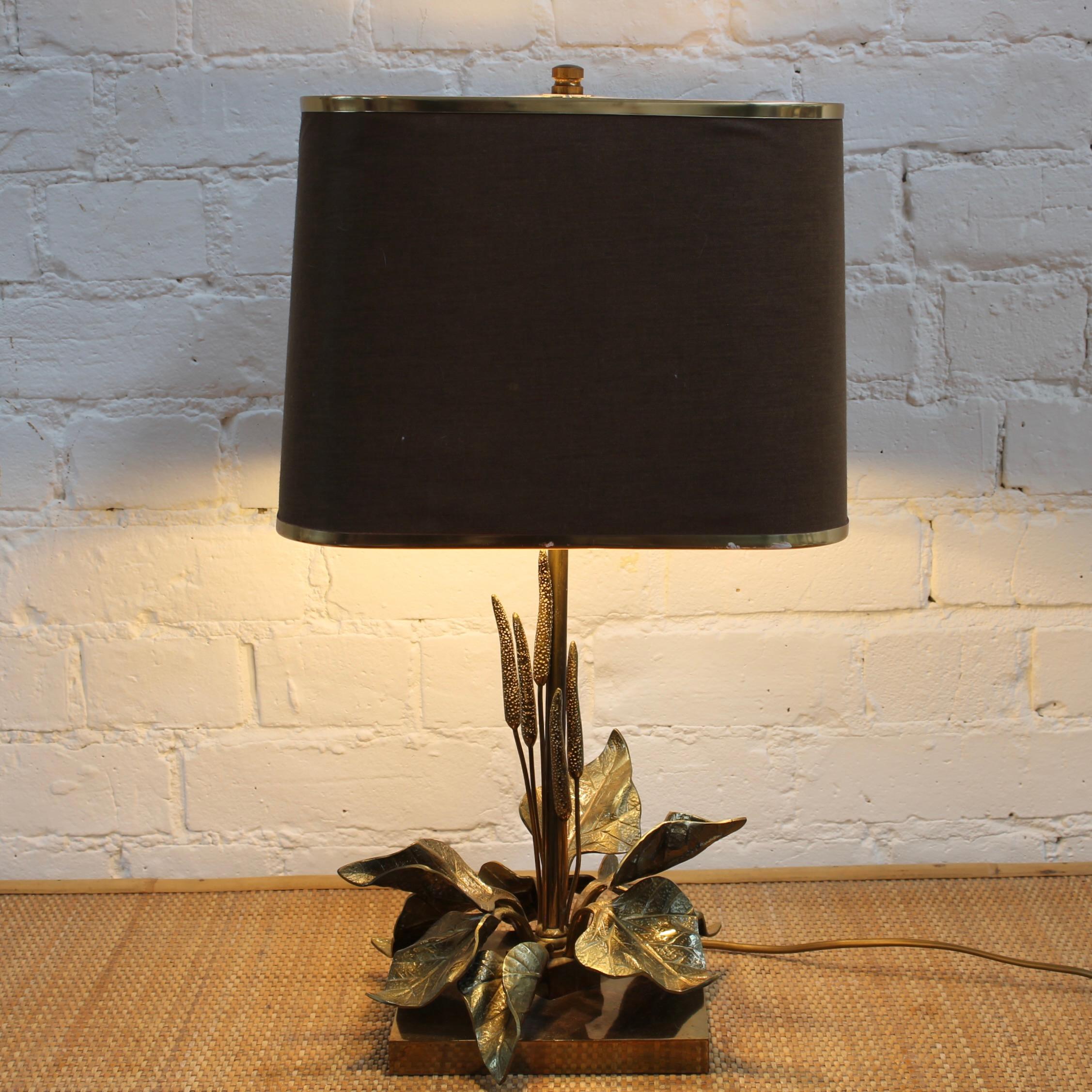 Lampe de table française inspirée de la nature, attribuée à la Maison Charles (vers les années 1970). Sculptée en bronze, cette superbe pièce est à la fois un choix d'éclairage pratique et une œuvre d'art pour votre maison. Nous avons conservé