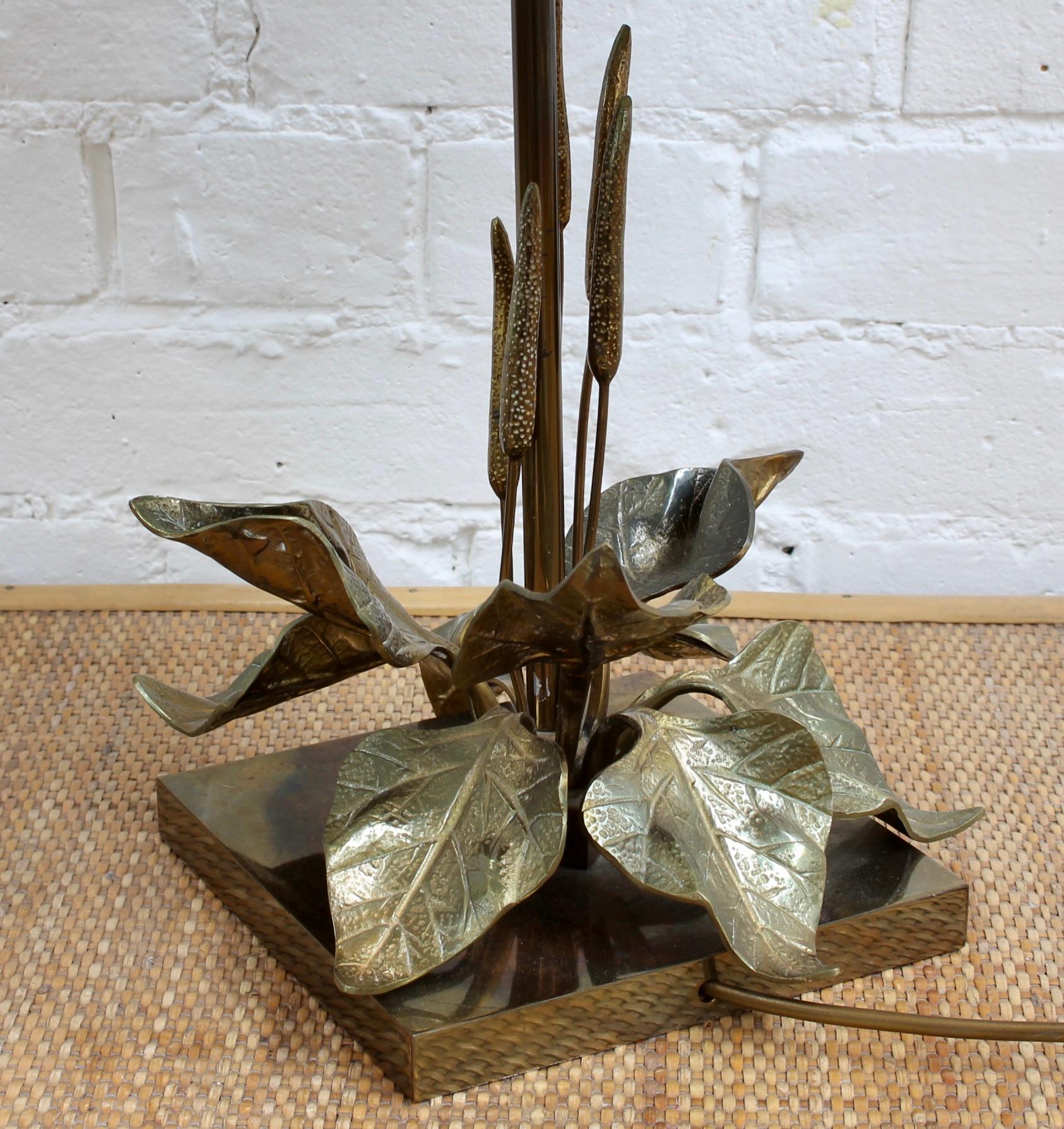 Bronze Lampe de table française inspirée par la Nature attribuée à Maison Charles (circa 1970) en vente