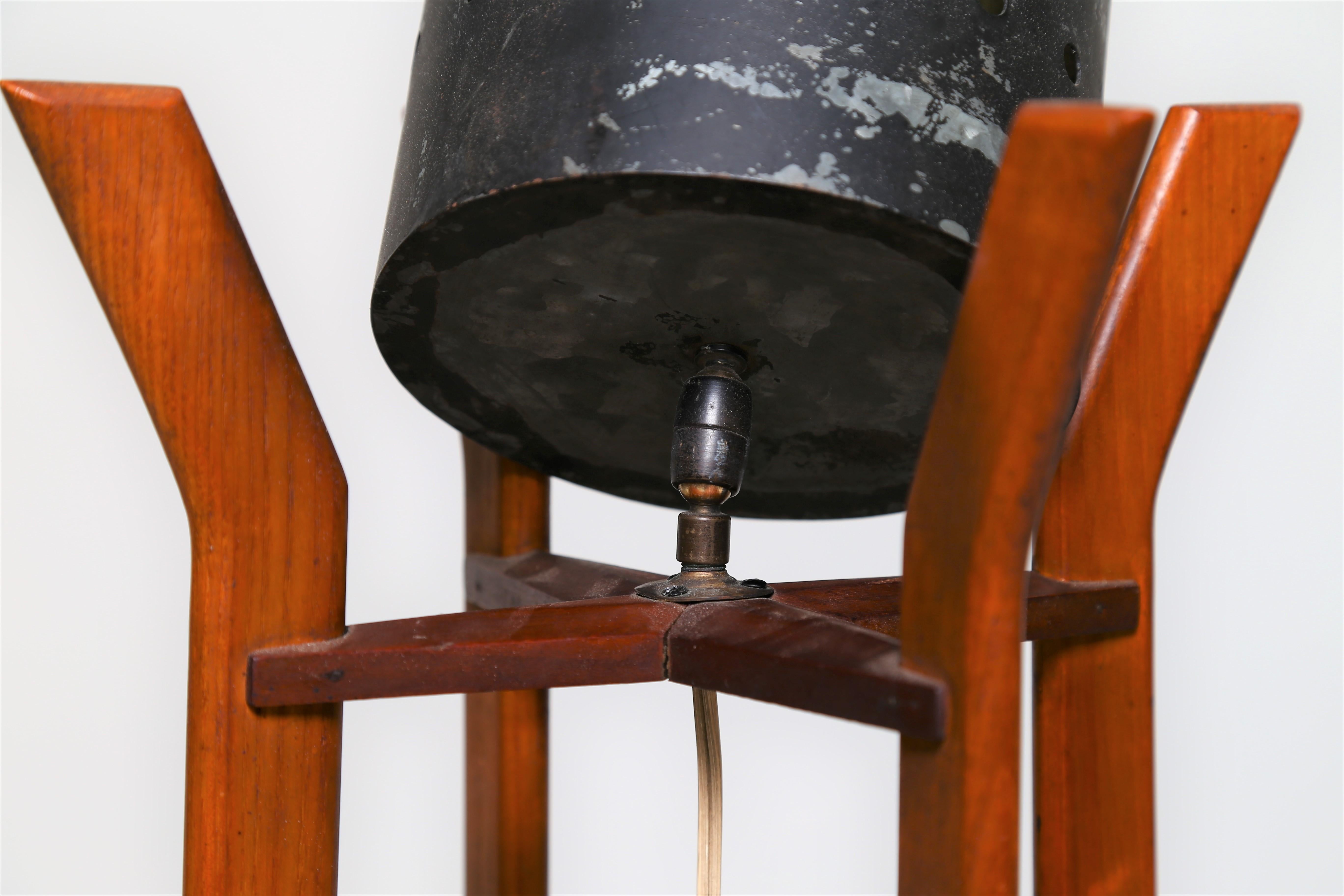 Eccentric French table lamp from 1950. The lamp has a painted tubular metal hat. Its structure is made of wooden planks, four of them are perpendicular and serve as a support, while in the middle there is a star-shaped element stuck in the support.