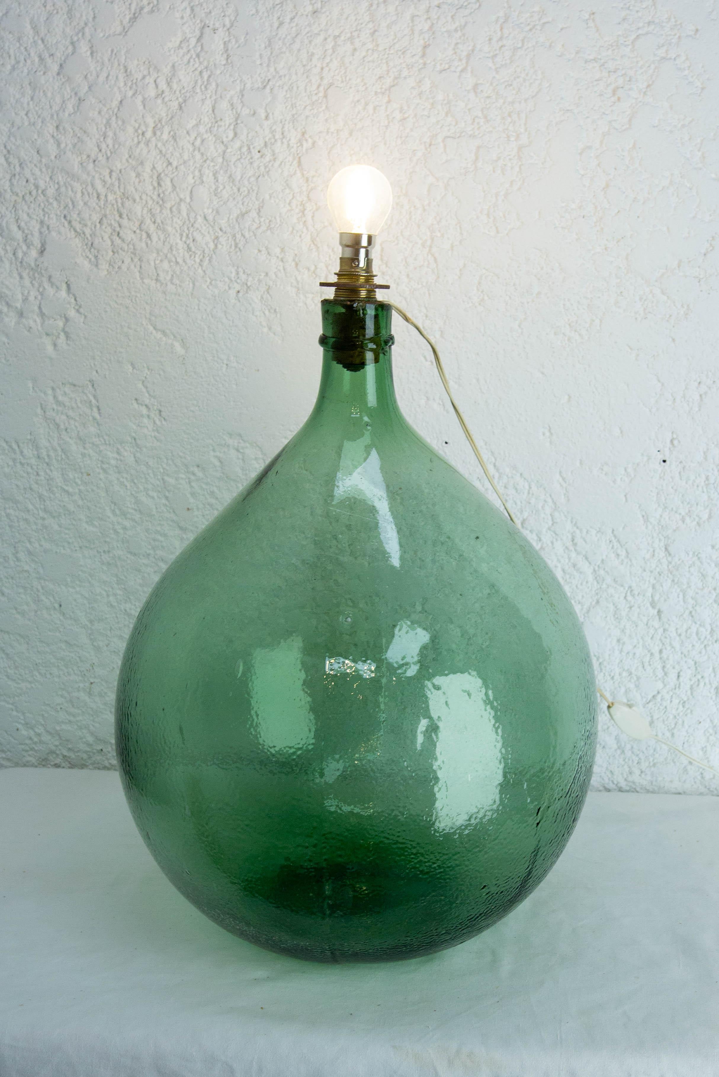 Französische Tischlampe auf grünem Glasflaschen Demijohns Lady Jeanne oder Carboy montiert (Französische Provence) im Angebot