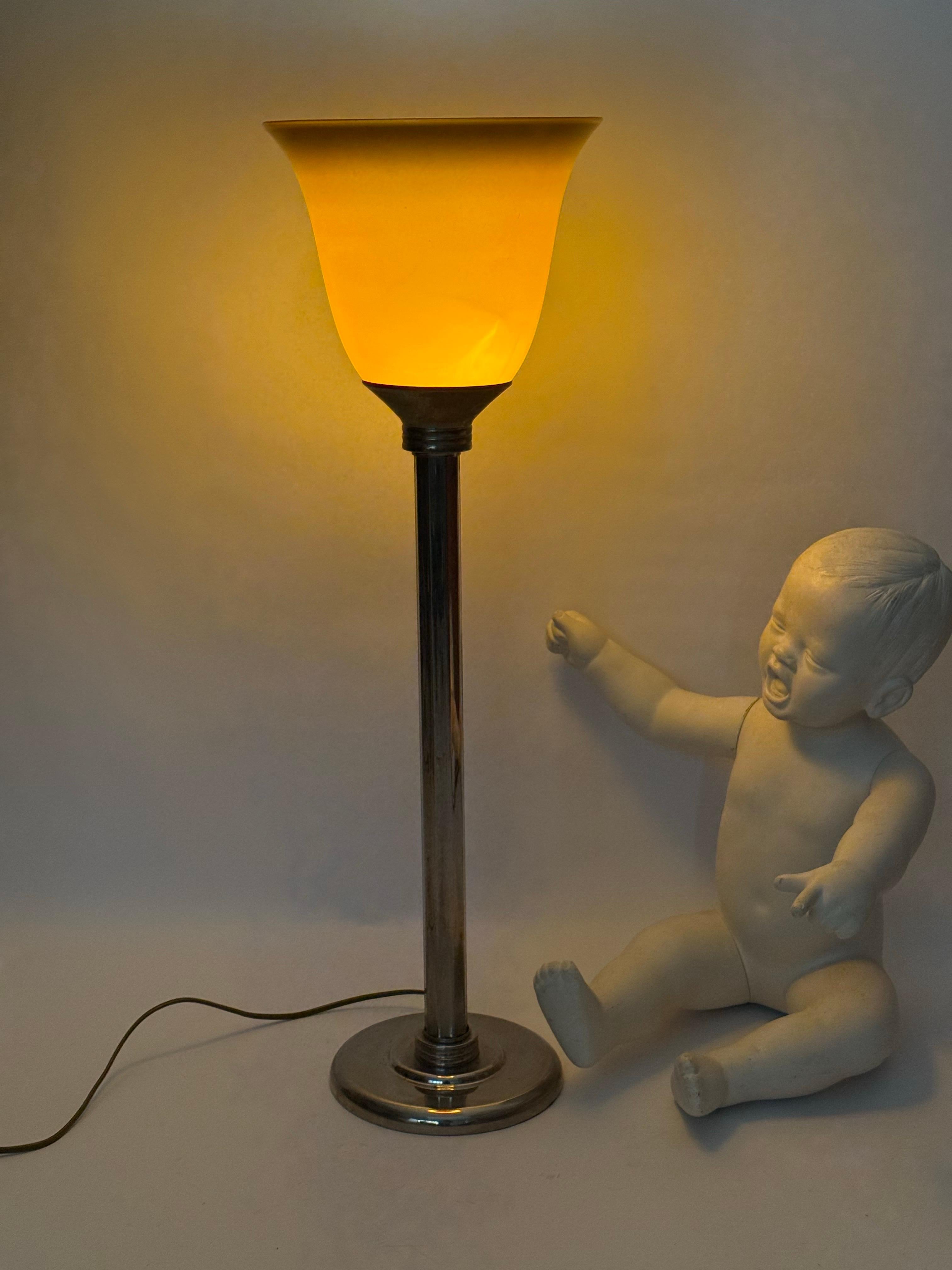 Preciosa lámpara de sobremesa francesa de estilo Art Déco. La lámpara data de finales de la década de 1980. Con el tiempo, ha desarrollado una hermosa pátina auténtica y signos de envejecimiento en el cromo, lo que hace que a primera vista parezca