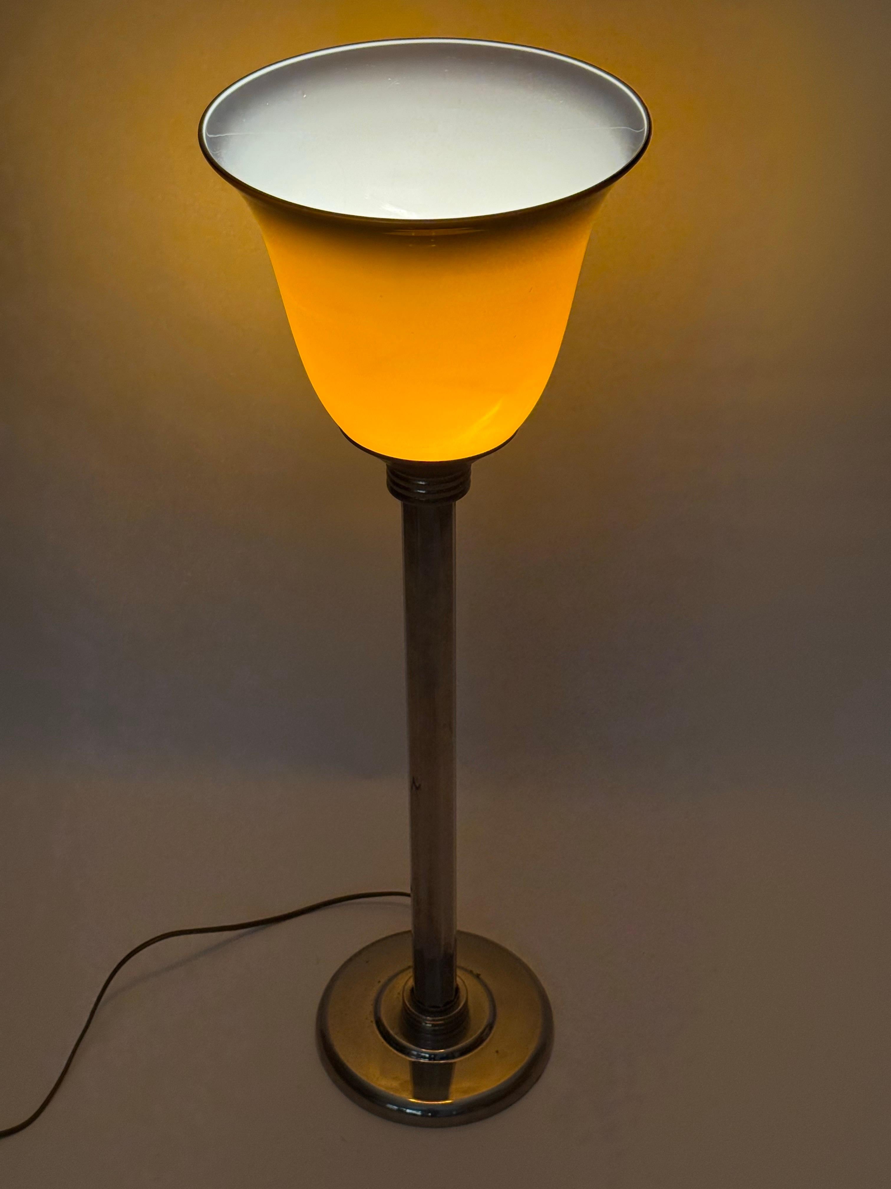 Lámpara de sobremesa francesa con cristal superpuesto marrón de estilo Art Déco Art Nouveau en venta