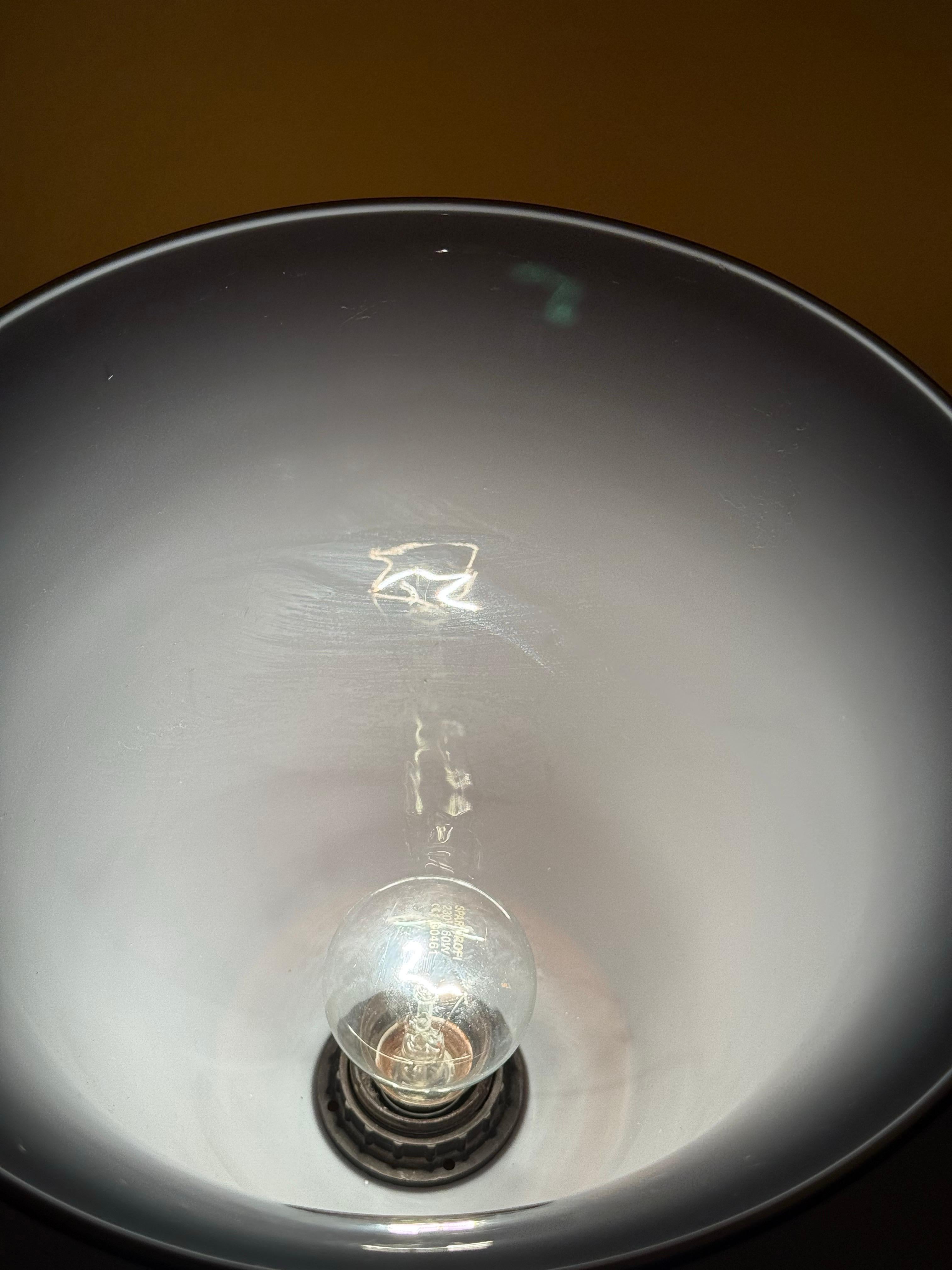 Lámpara de sobremesa francesa con cristal superpuesto marrón de estilo Art Déco Francés en venta