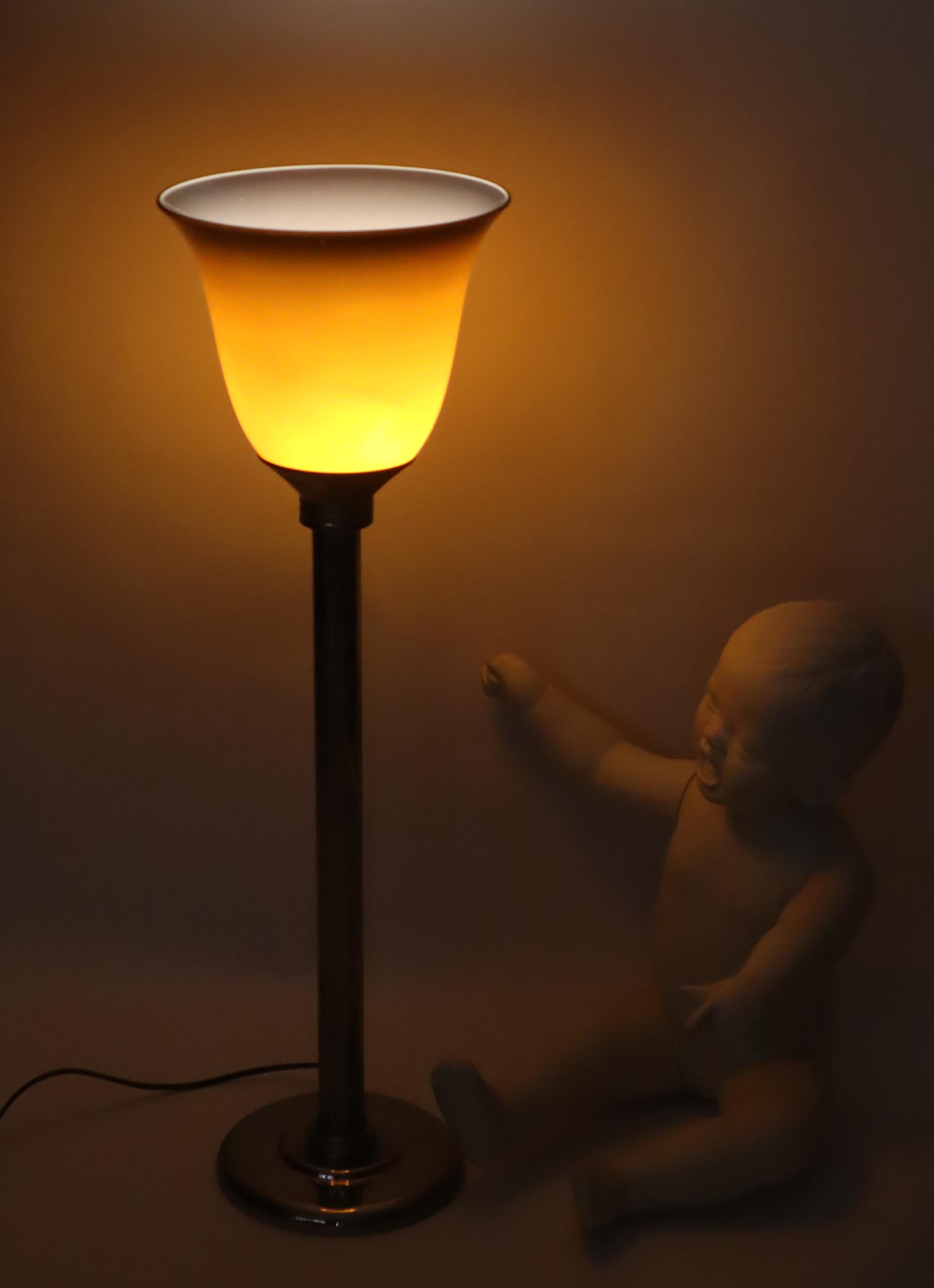 Lámpara de sobremesa francesa con cristal superpuesto marrón de estilo Art Déco Hecho a mano en venta