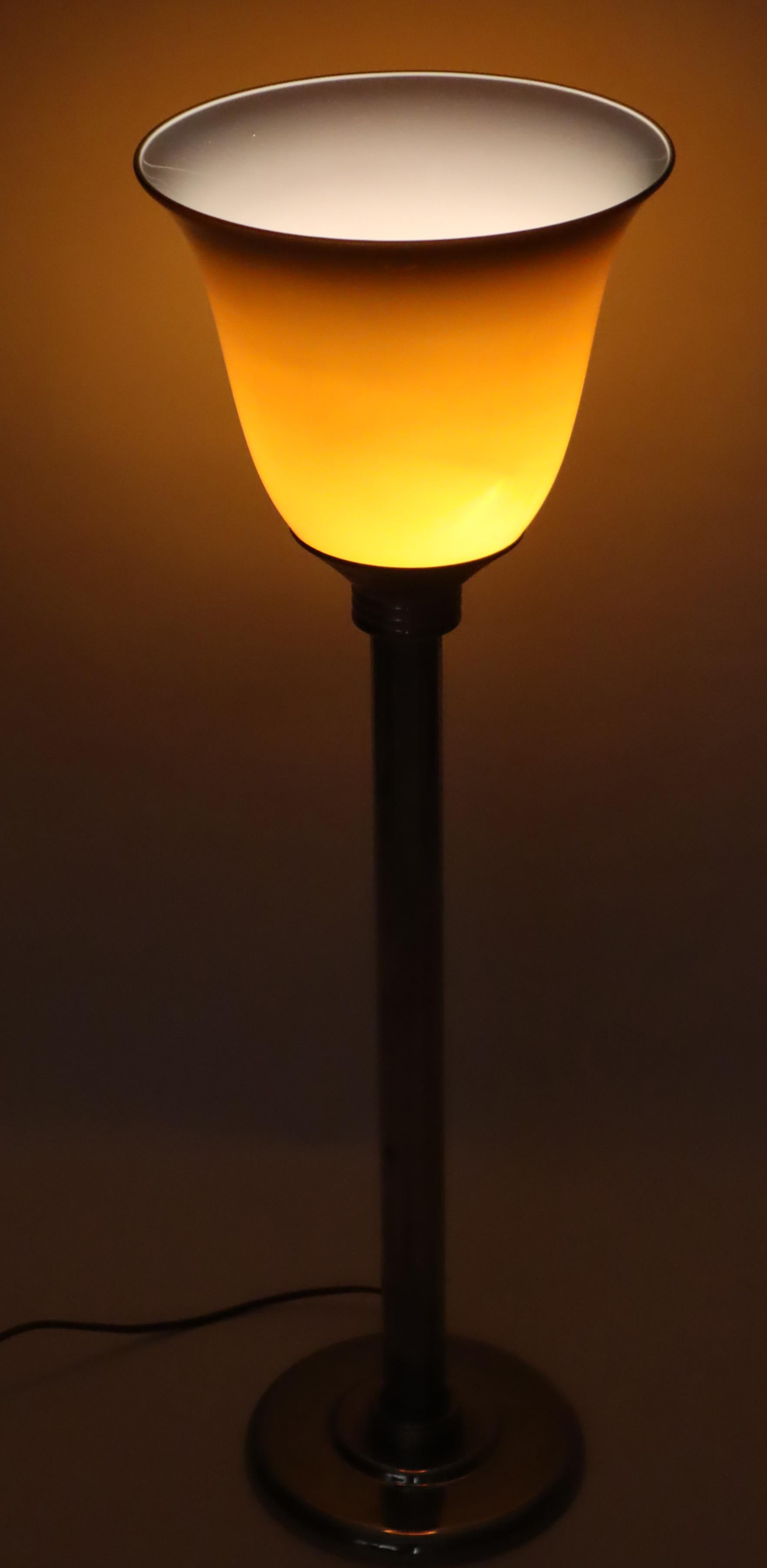 Lámpara de sobremesa francesa con cristal superpuesto marrón de estilo Art Déco principios del siglo XX en venta