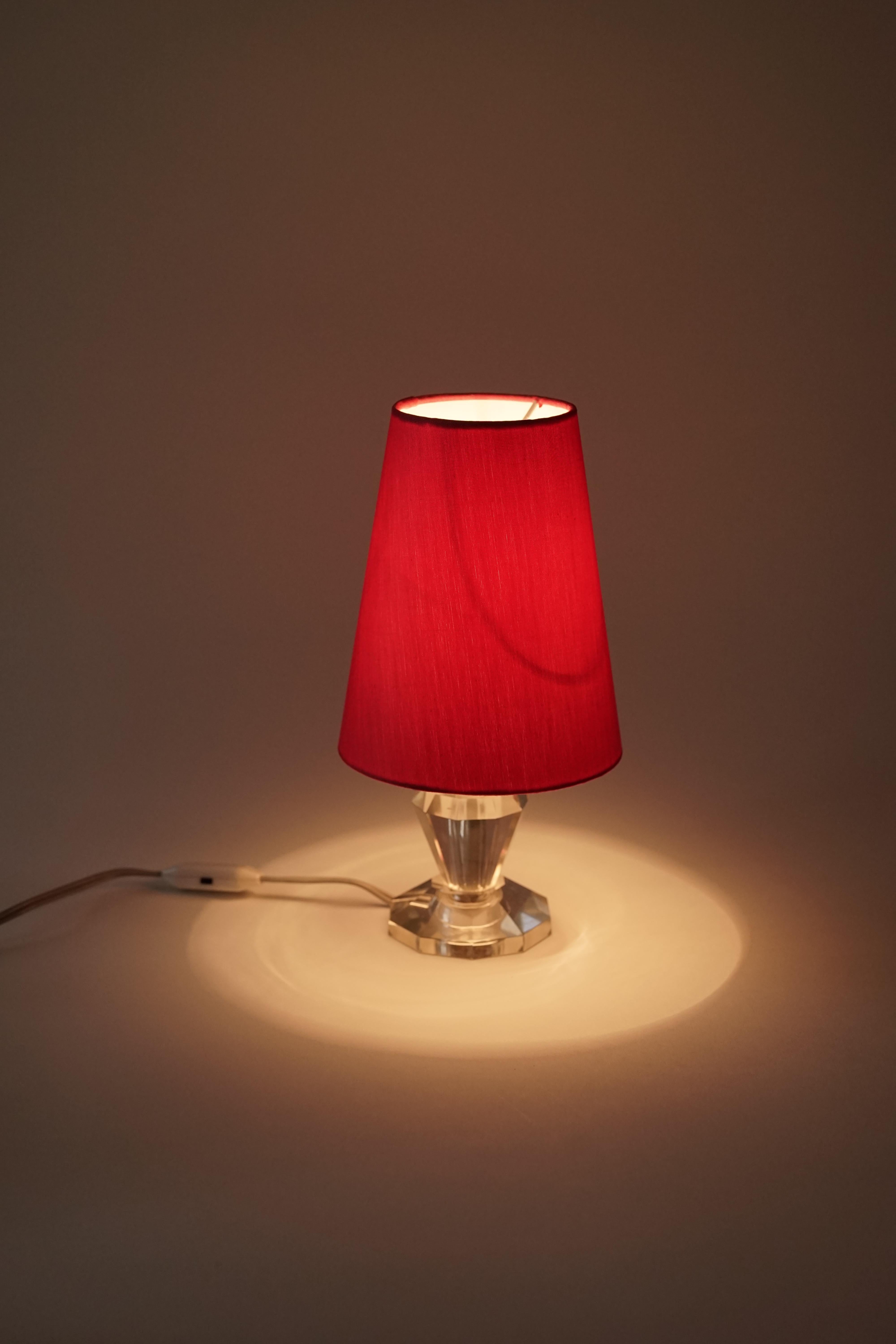 French Table Lamp with Cut Glass Base and Coral Silk Shade in Regency Style For Sale 4