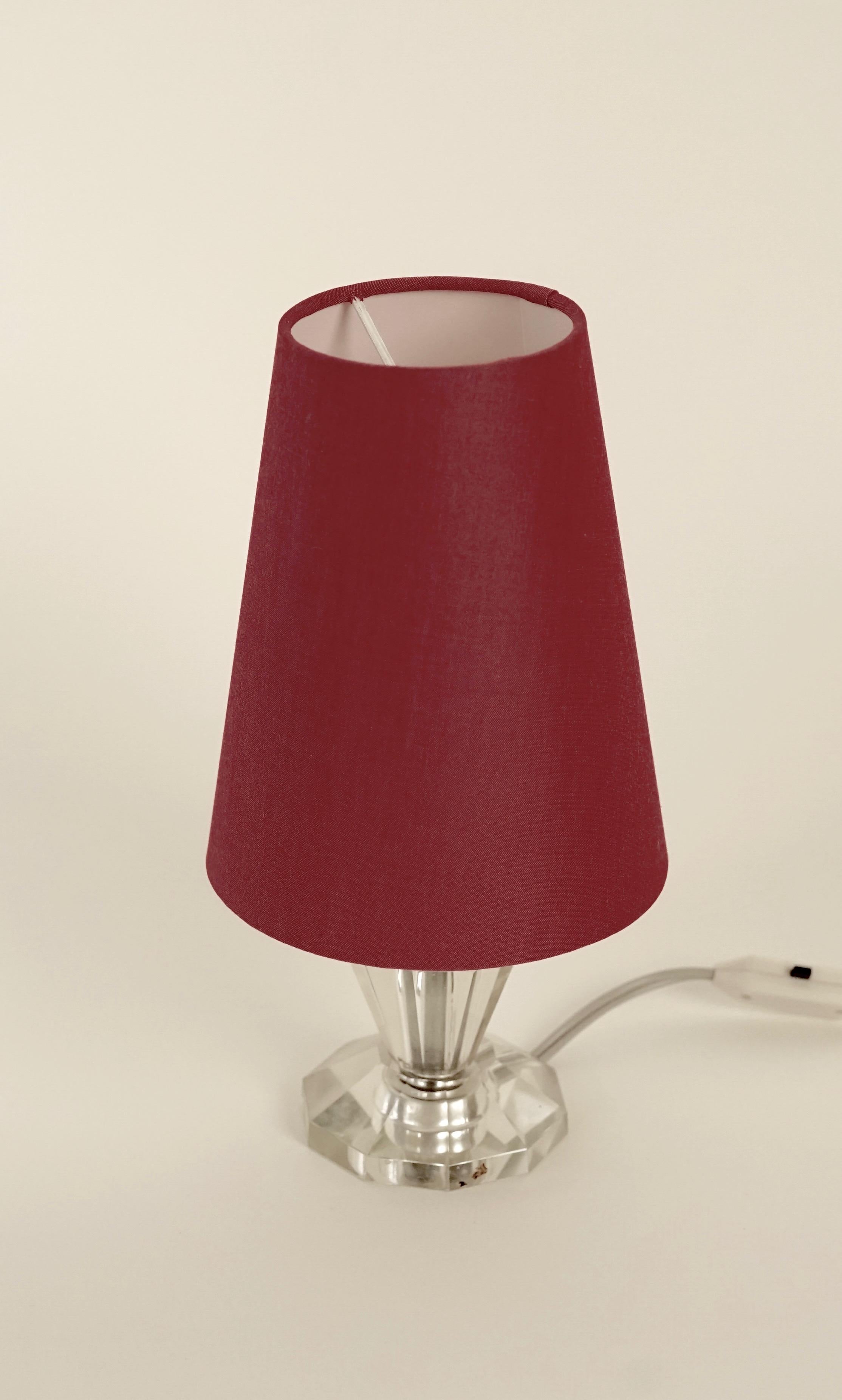 Cute small table lamp with a cut glass base, made in France.
The shade is new, made in coral colored silk.
This is a very feminine lamp, charming for a vanity unit or a night table.