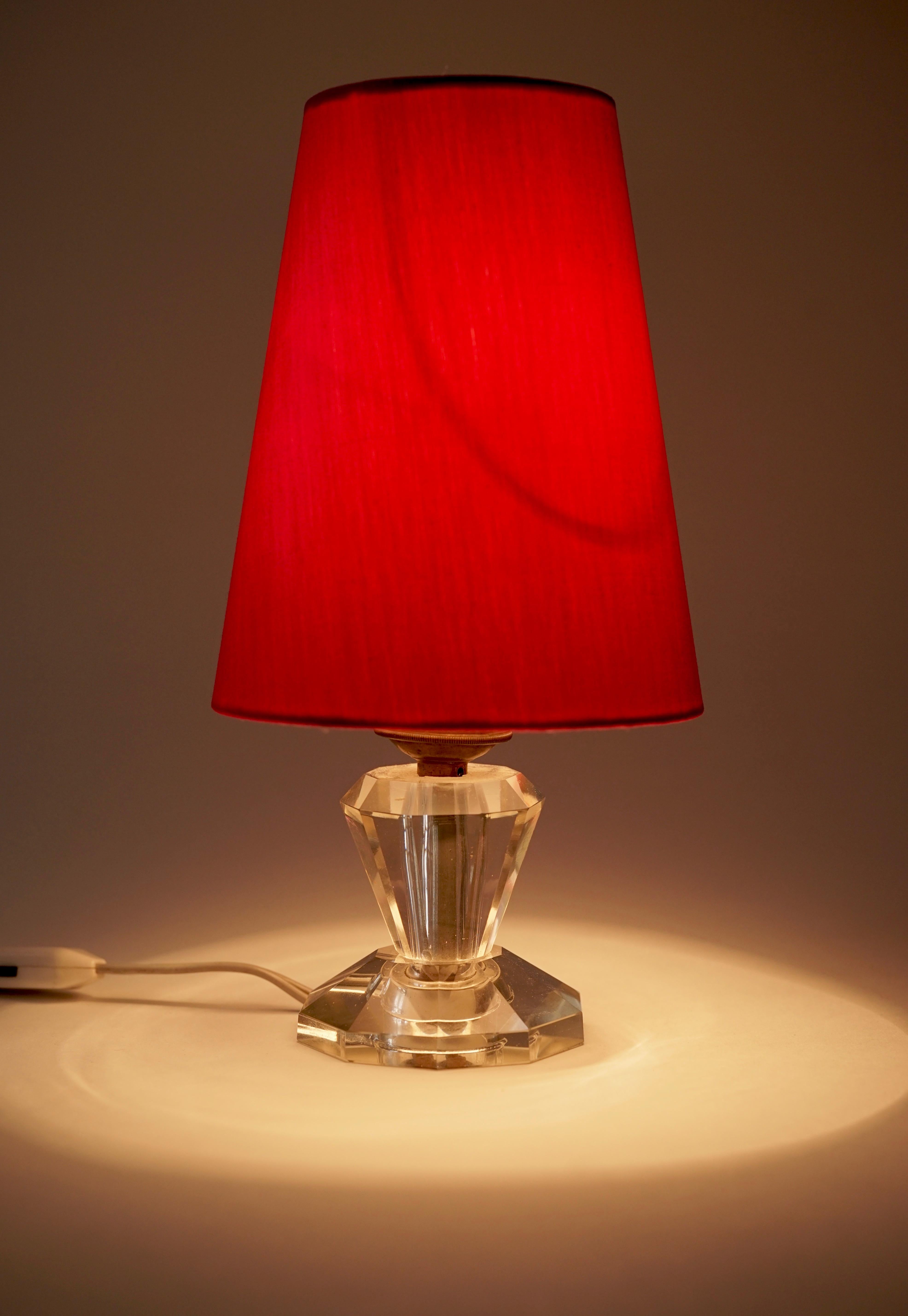 Mid-20th Century French Table Lamp with Cut Glass Base and Coral Silk Shade in Regency Style For Sale