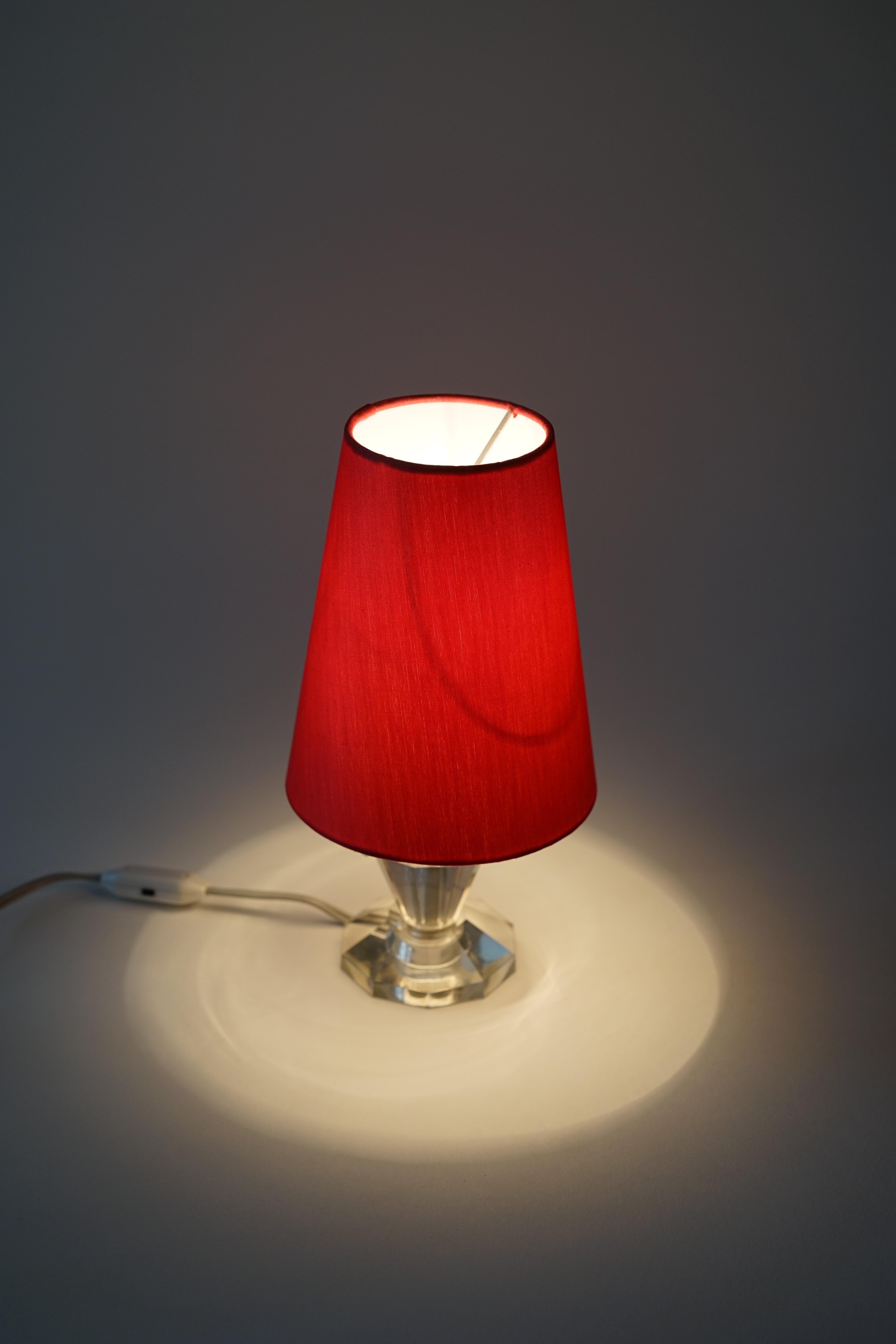 French Table Lamp with Cut Glass Base and Coral Silk Shade in Regency Style For Sale 2