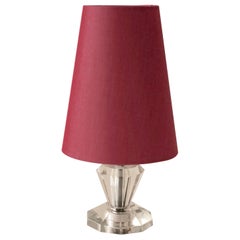 Lampe de bureau française avec base en verre taillé et abat-jour en soie corail de style Régence