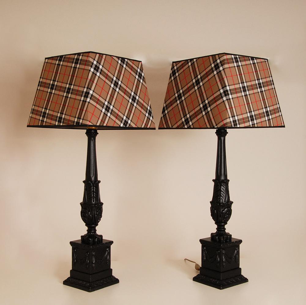 Lámparas neoclásicas francesas altas vintage de ébano negro con pantallas de tartán a la manera de Burberry
Estilo, Vintage inglés, Estilo rústico, Mediados de siglo, Tradicional, Clásico, Francia, Luis XVI
Diseño: Lámparas de columna tradicionales