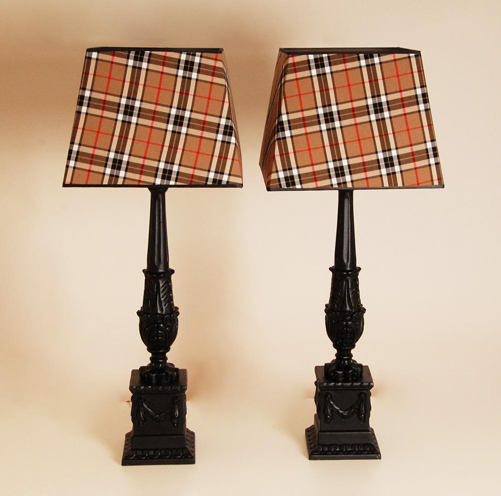 Lámparas de mesa francesas Pantallas de tartán negro Lámparas barrocas de estilo rústico un par De campo en venta
