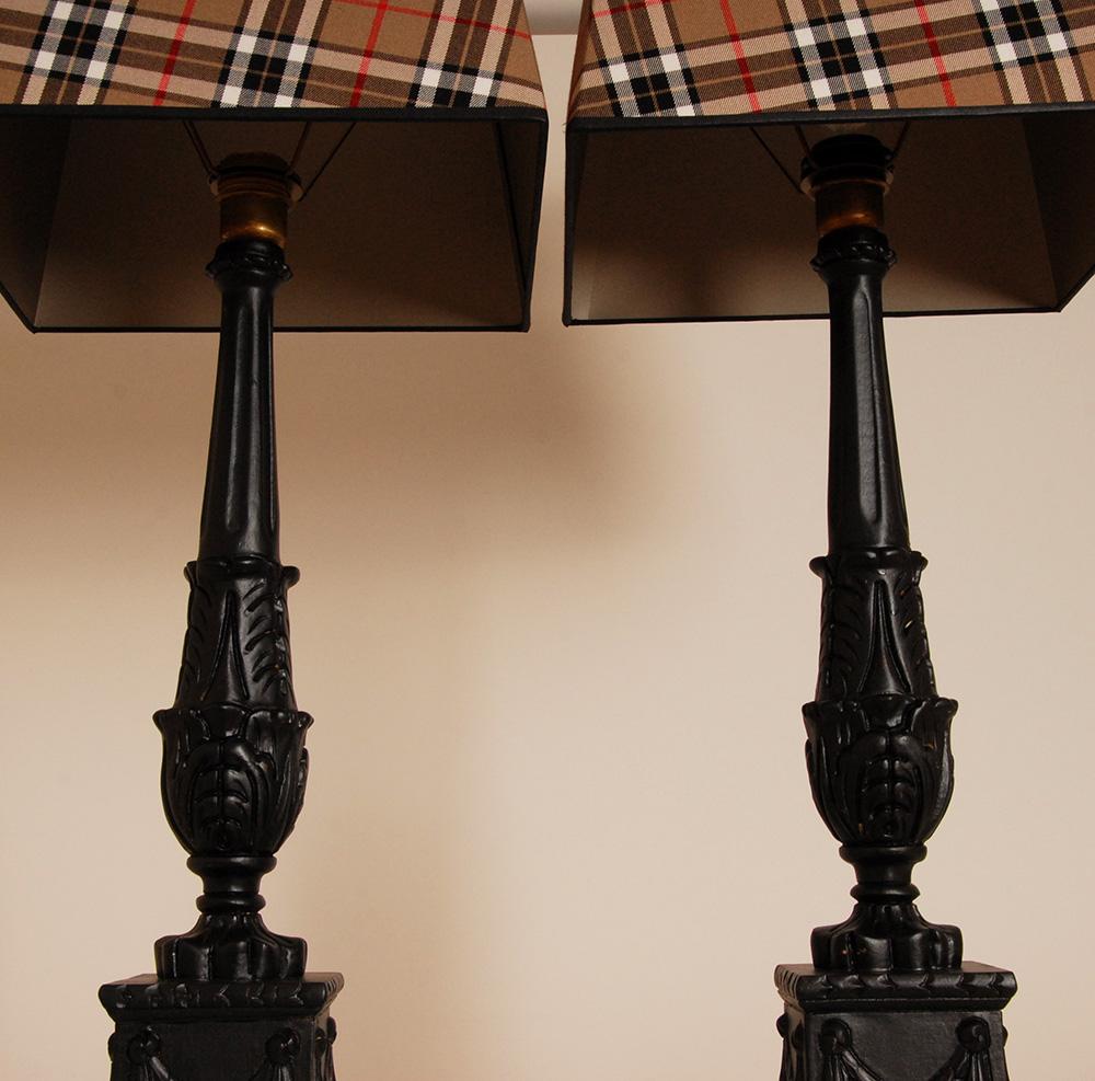 Lámparas de mesa francesas Pantallas de tartán negro Lámparas barrocas de estilo rústico un par Francés en venta
