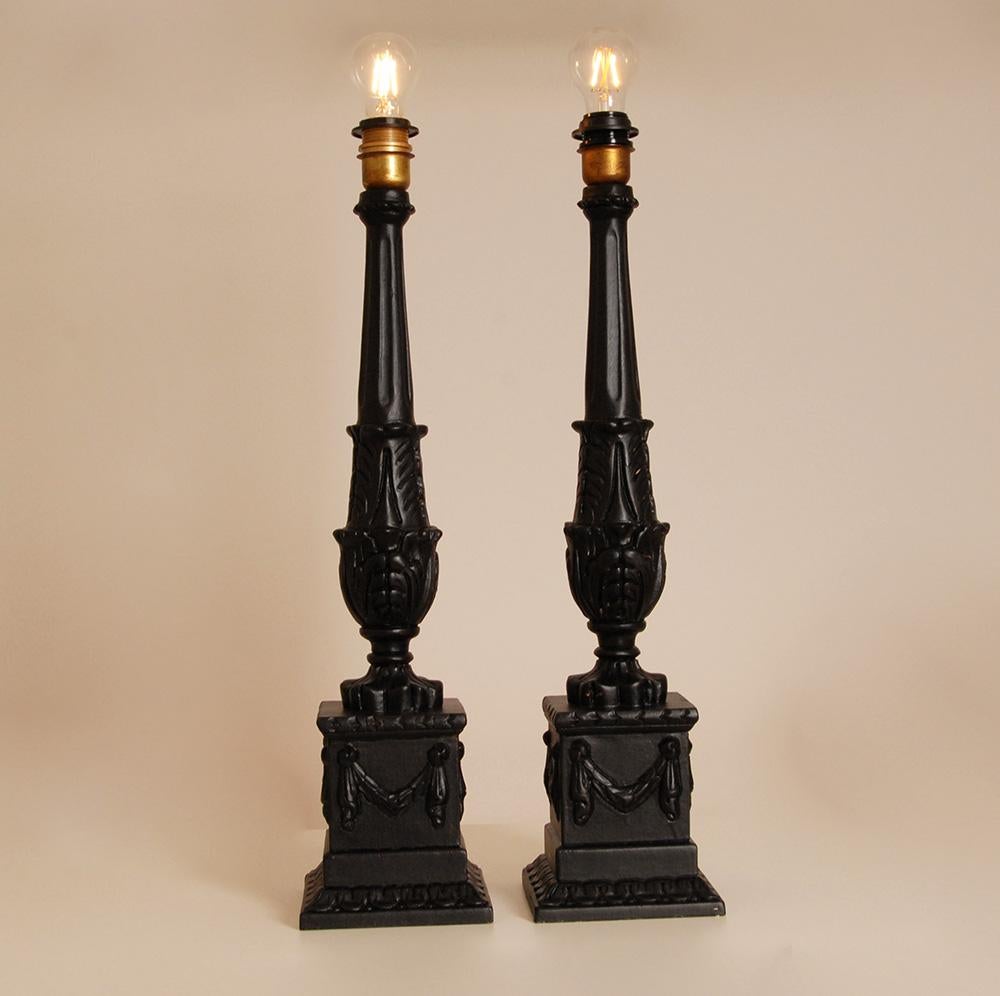Lámparas de mesa francesas Pantallas de tartán negro Lámparas barrocas de estilo rústico un par finales del siglo XX en venta