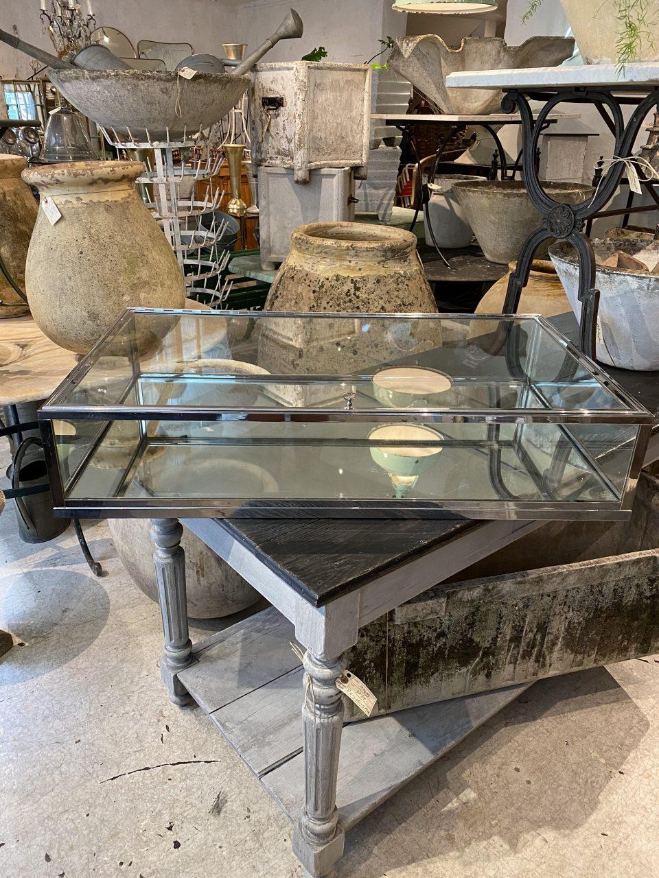 1920s-30s French table display case / montre, in polished chrome, with mirrored glass cladding at the base, as well as a key and lock. Originally boutique inventory, and in super condition with a handsome profile, transparent with glass on all