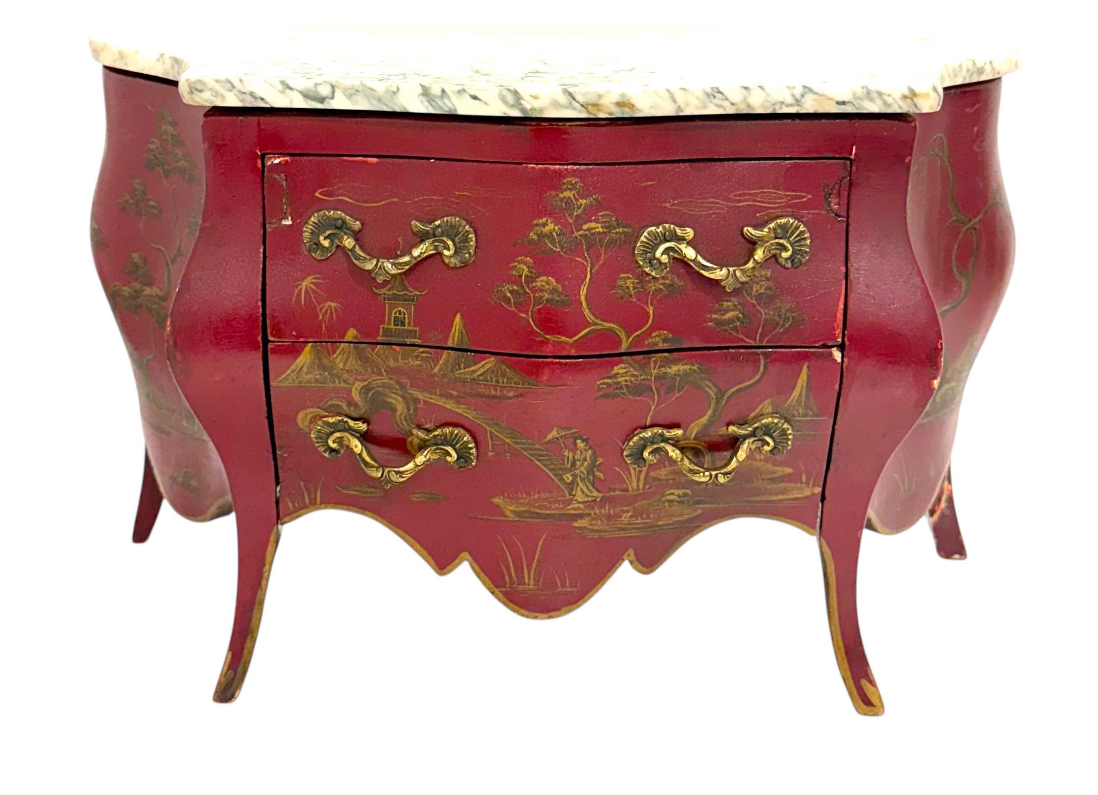 Un charmant et rare coffret d'échantillons de table de la fin du 19e siècle, probablement français mais peut-être d'origine italienne, fabriqué avec d'élégantes lignes en bombe et une précision miniature. La pièce semble avoir commencé sa vie comme