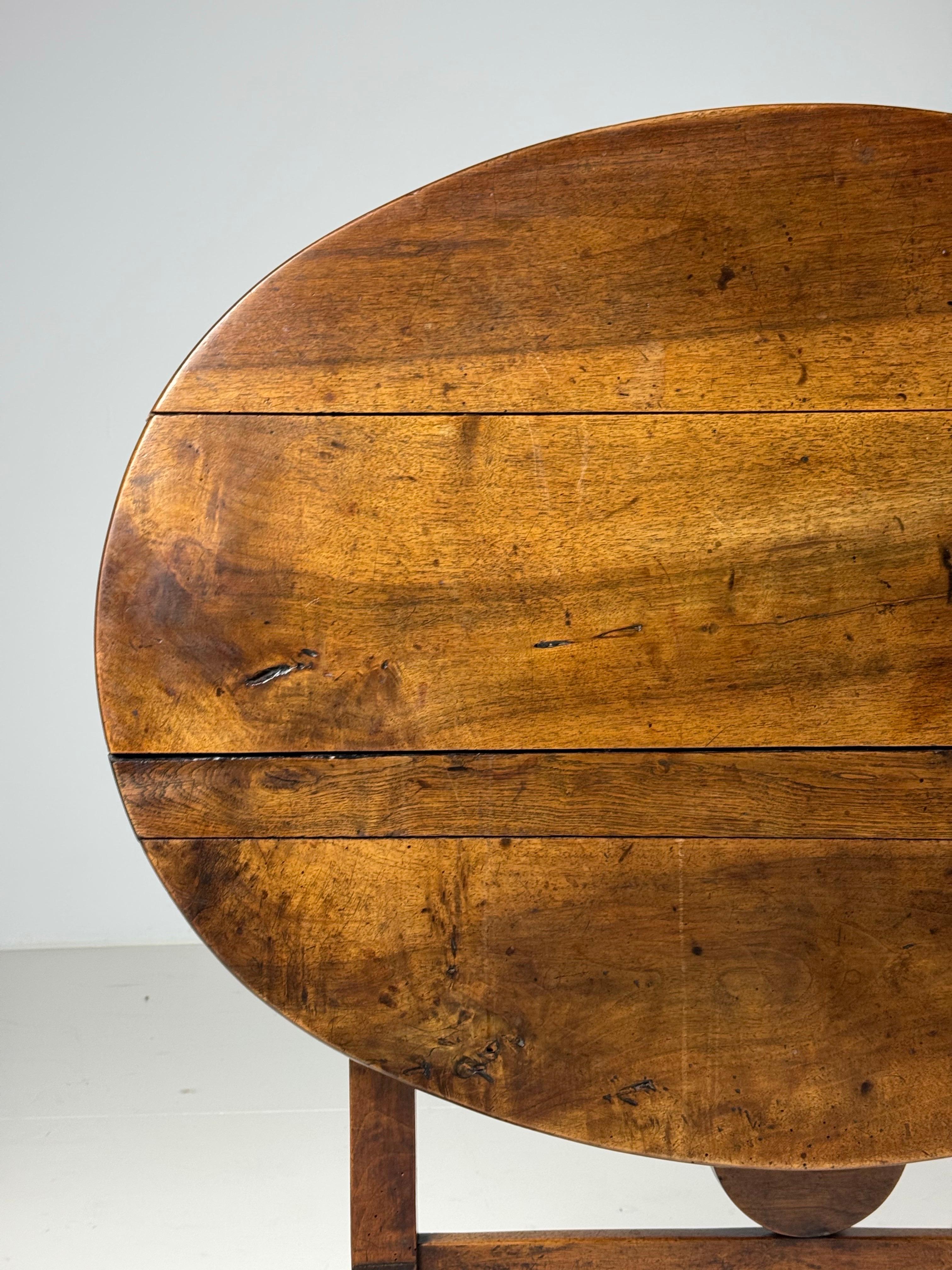 Table Vigneron / Tavolo da vino / Tavolo Foldes.
Dalla Francia, XIX secolo.

In buone condizioni!

Dimensioni: 105L x 79D x 75H
72BH