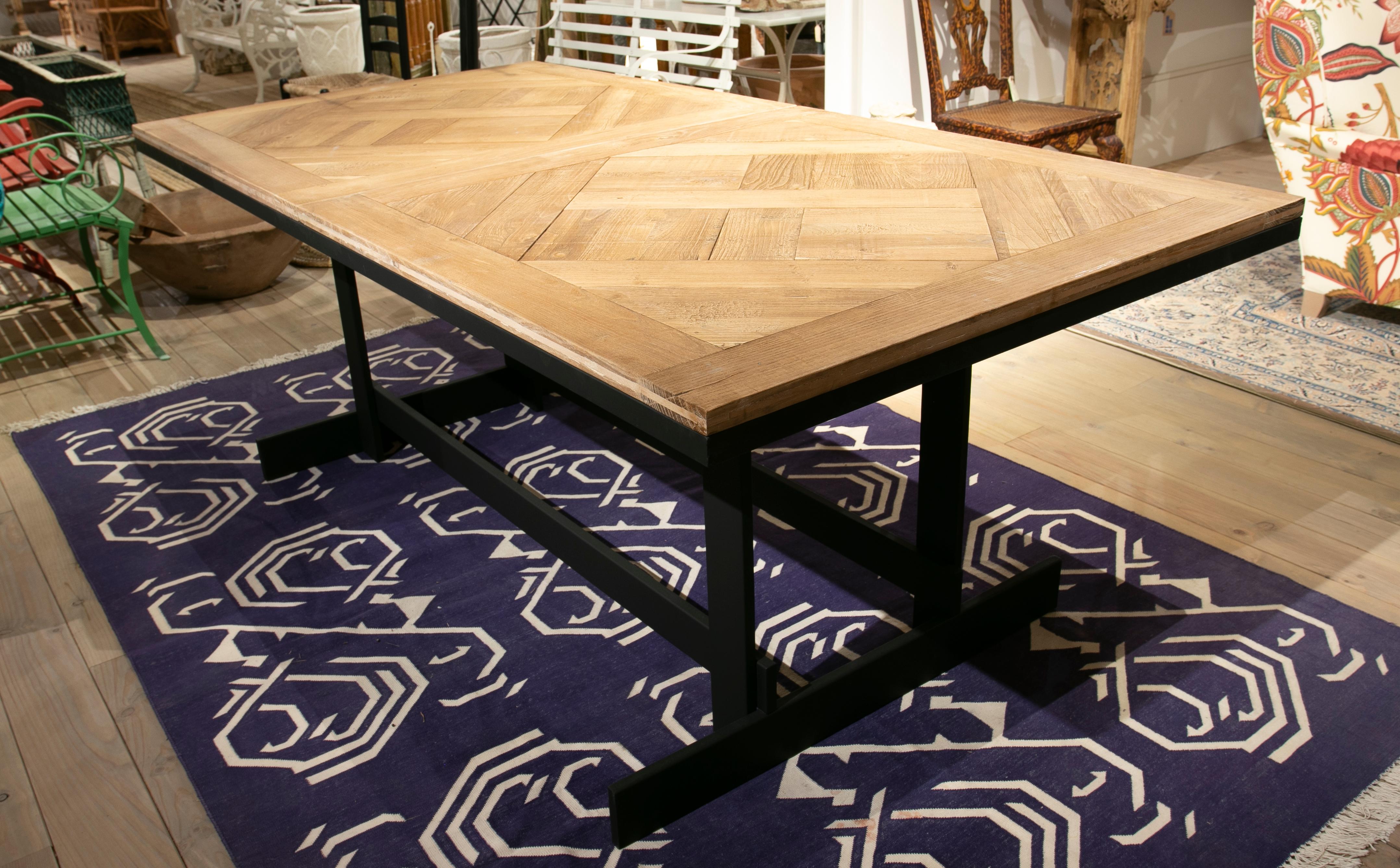 Table française avec base en fer et plateau de table en orme en vente 5