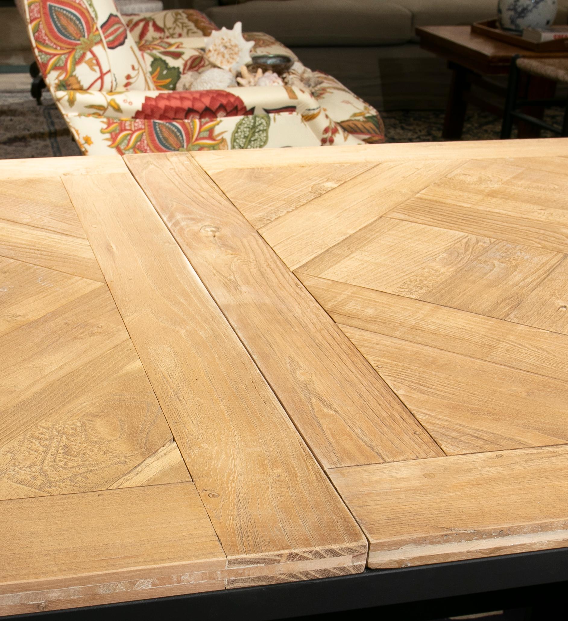 Table française avec base en fer et plateau de table en orme Bon état - En vente à Marbella, ES