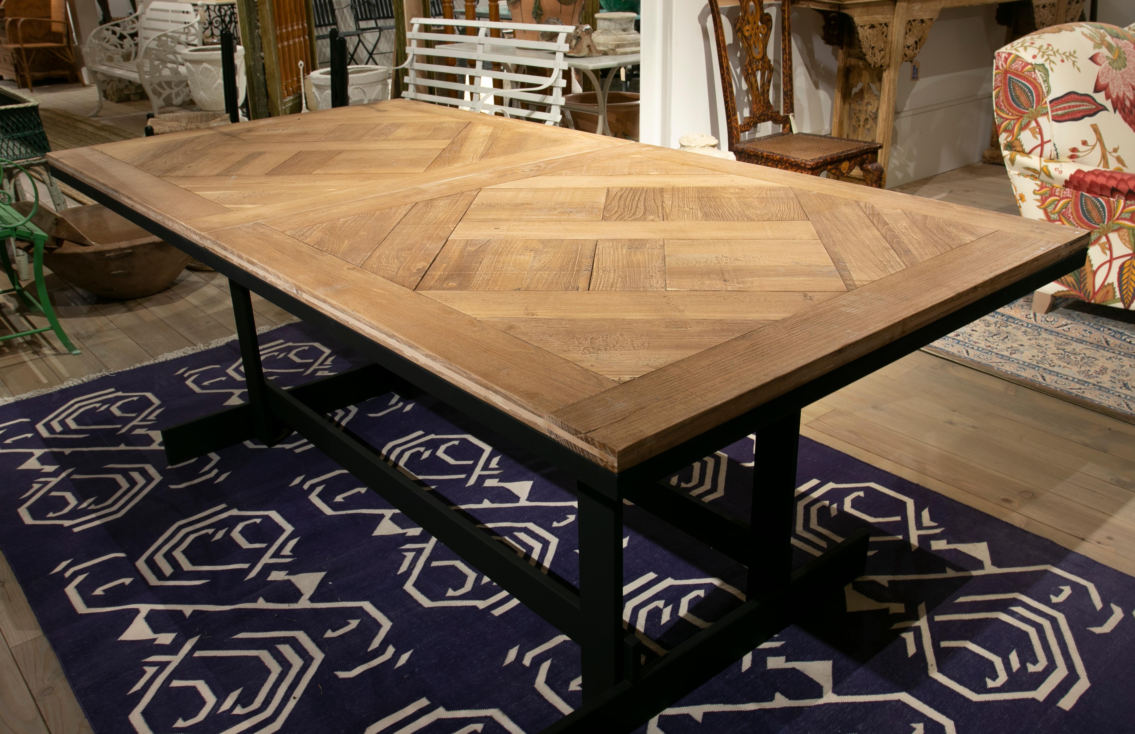 Table française avec base en fer et plateau de table en orme en vente 2