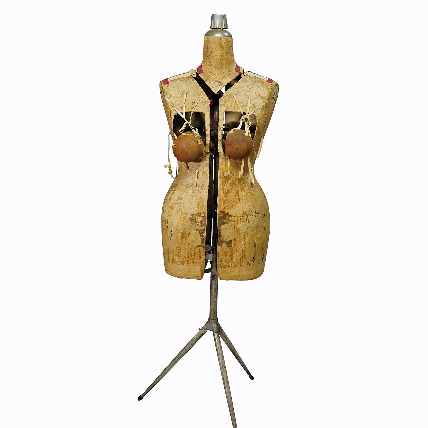 Französischer Matrosen-Mannequin, frühes 20. Jahrhundert

Französische Schneiderpuppe des 20. Jahrhunderts. Hergestellt aus Papier, Stoff und Metall. Im Inneren befindet sich ein Mechanismus, mit dem der Schneider die Schaufensterpuppe auf