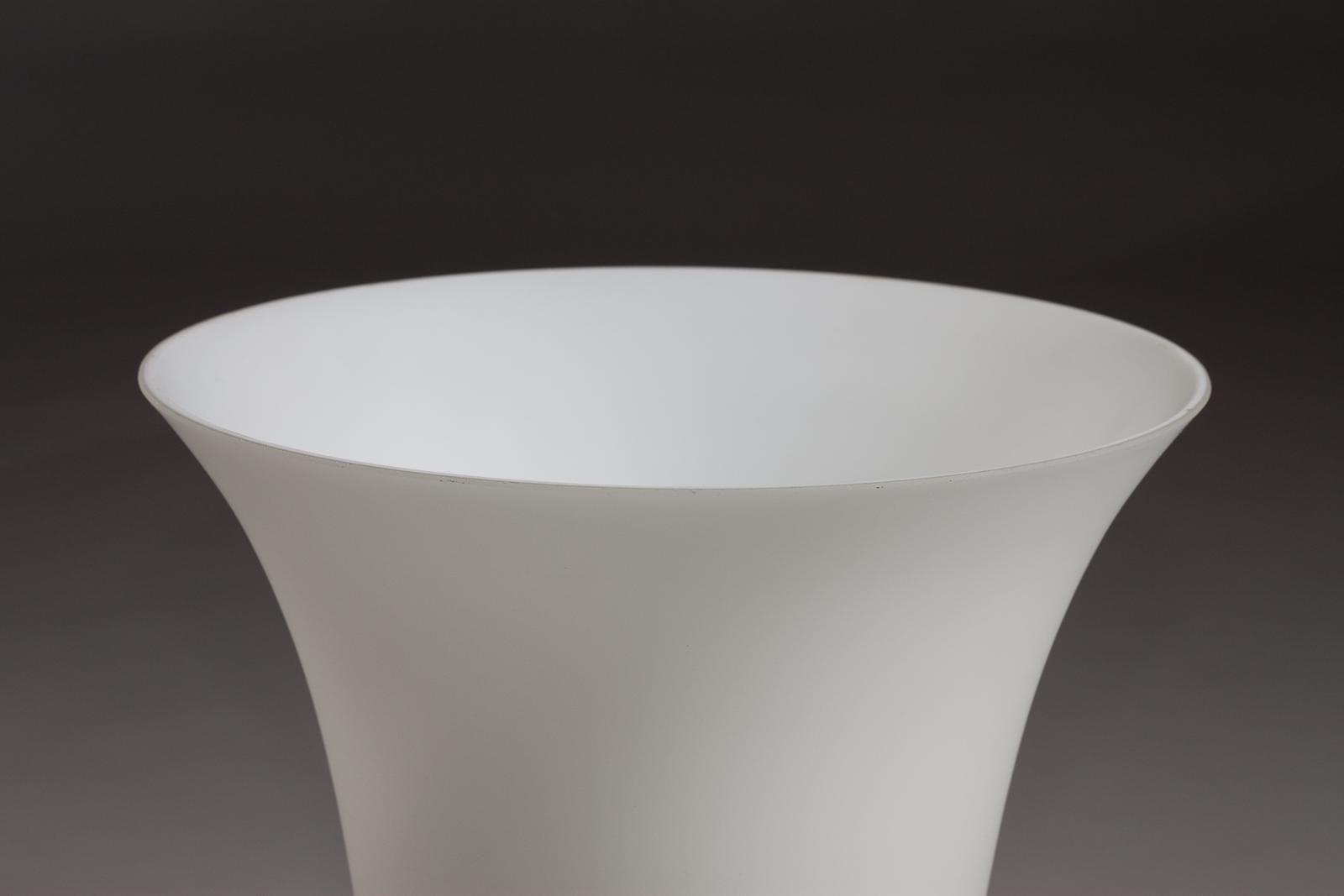 Français Lampe de table haute art déco française en verre opalin en vente