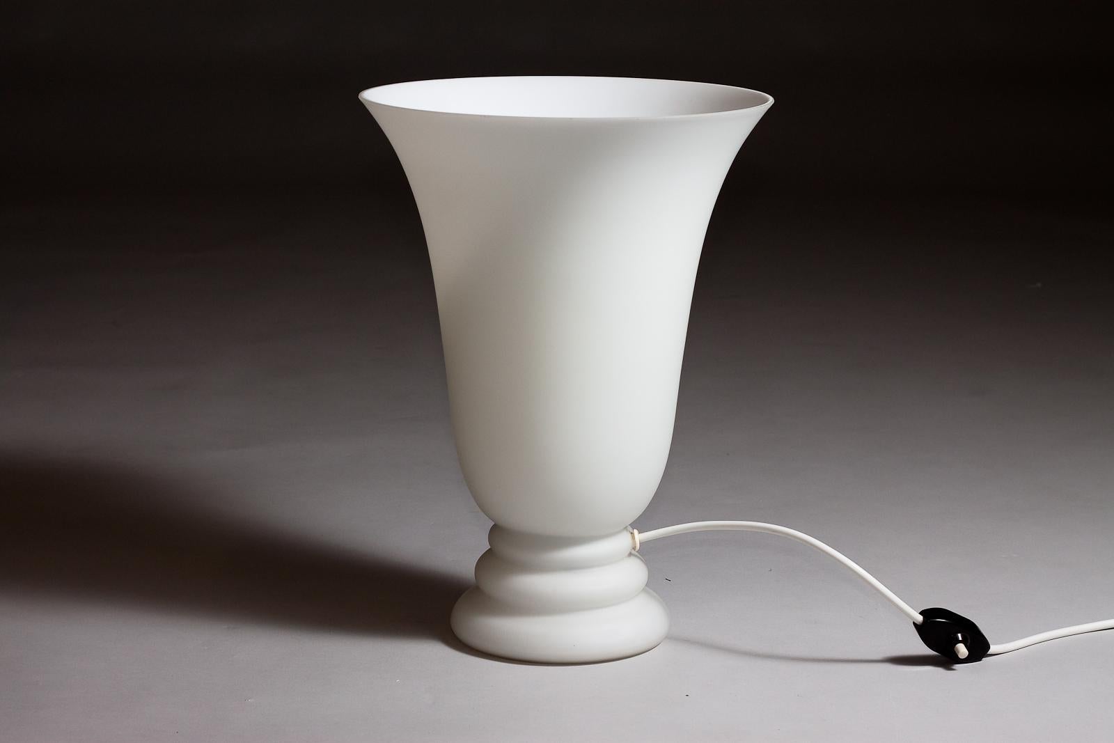 Französische hohe Opalglas-Tischlampe im Art-déco-Stil (Geblasenes Glas) im Angebot