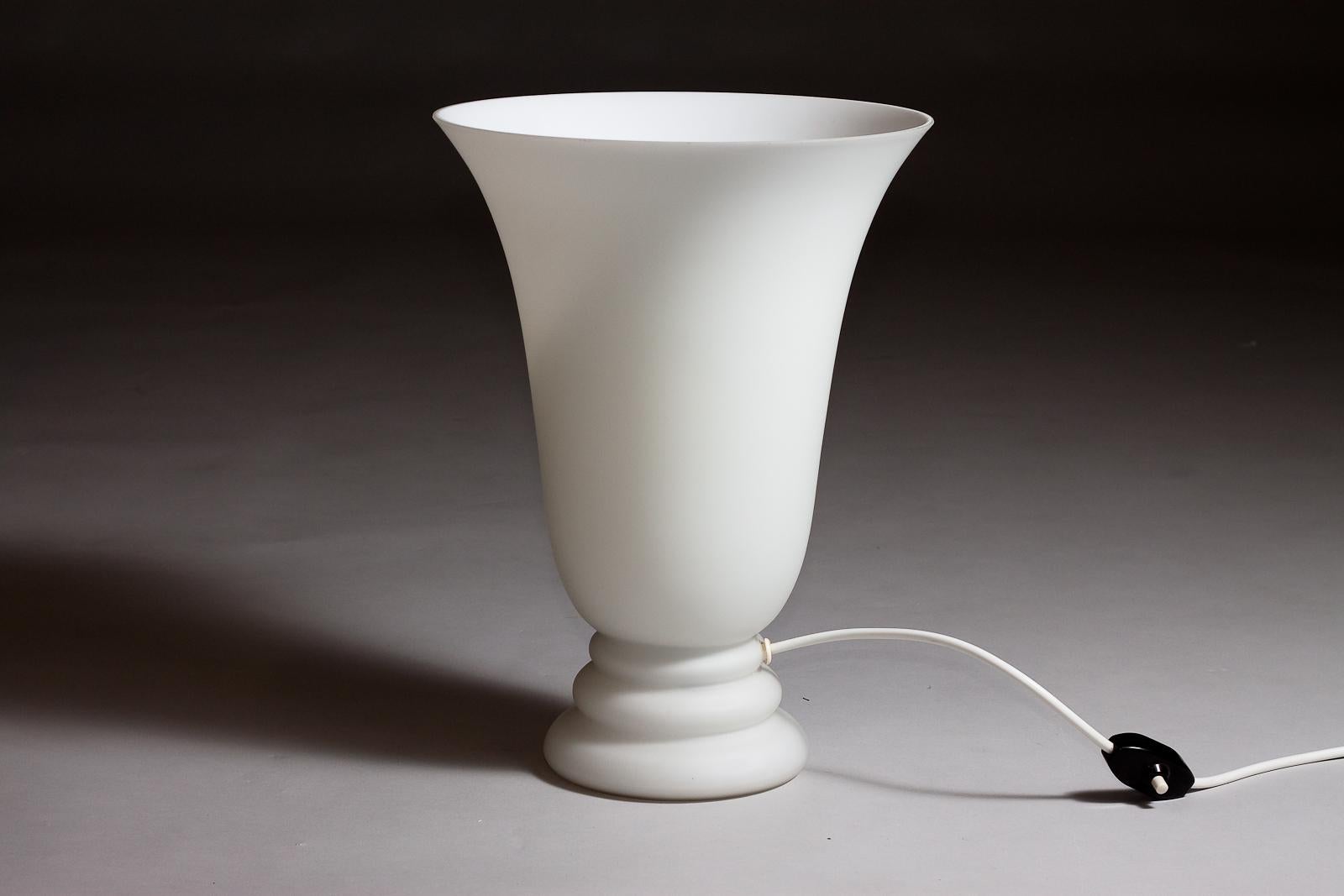 Lampe de table haute art déco française en verre opalin Bon état - En vente à Turku, Varsinais-Suomi