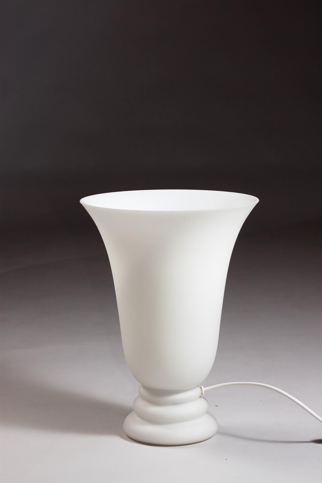 Französische hohe Opalglas-Tischlampe im Art-déco-Stil im Angebot 1