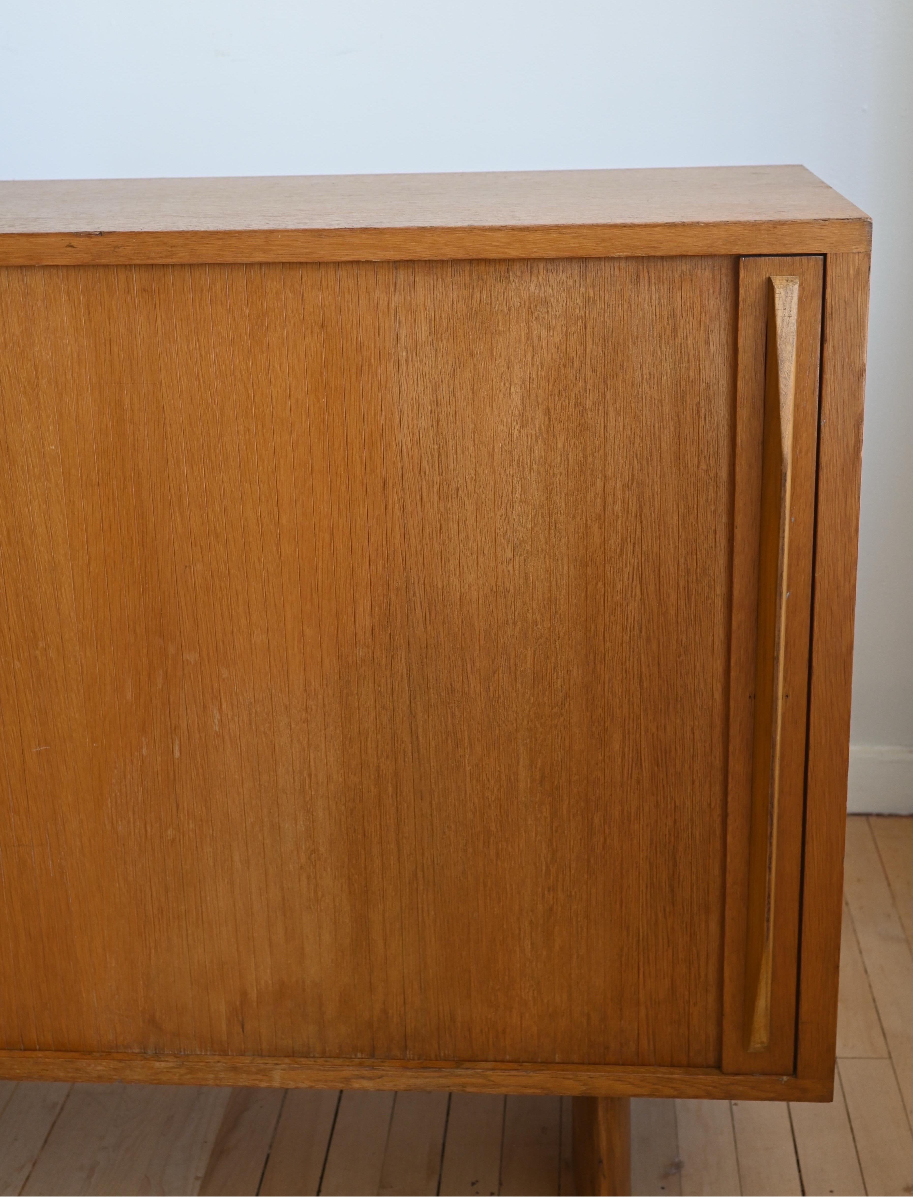 Un buffet simple de France. La porte accordéon de style Tambour Singulier permet une ouverture et une fermeture faciles et polyvalentes. Grandes étagères profondes et larges pour le rangement intérieur. À l'extérieur, des lignes épurées et une forme