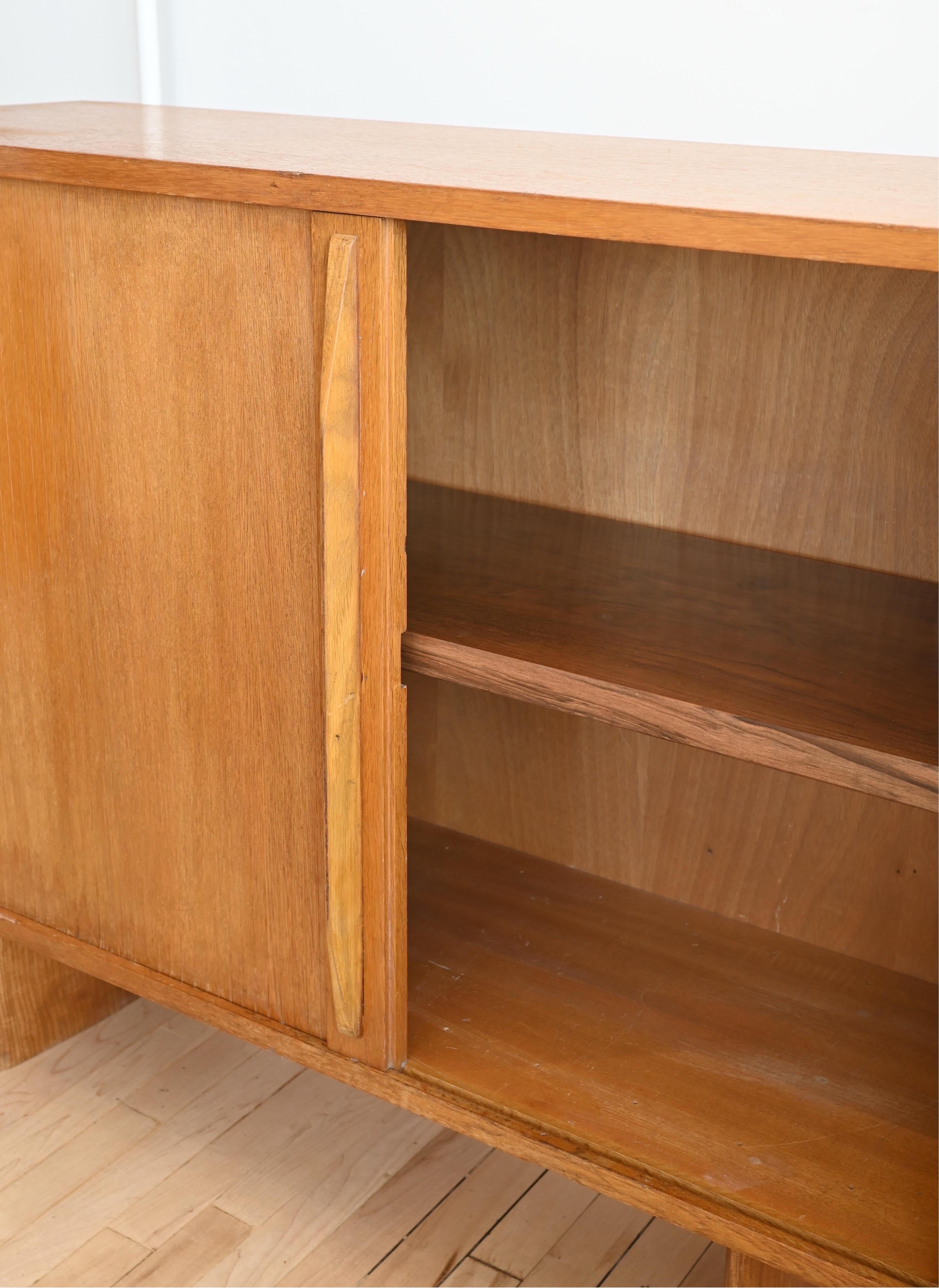 Bois Buffet à portes tambour en vente