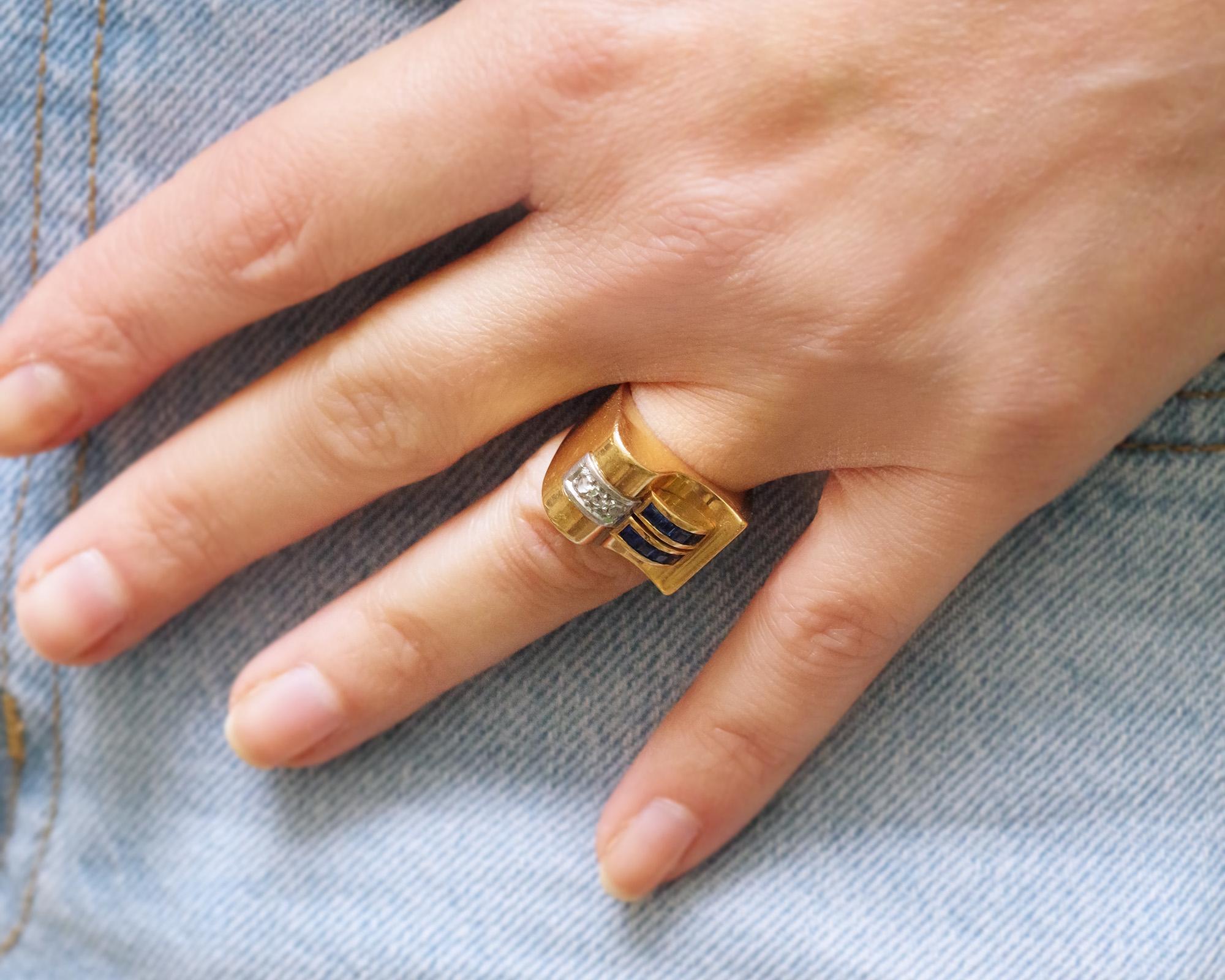 French Tank sapphire diamond ring in 18 karat gold, adorns with scrolls set with a line of three rose-cut diamonds in a platinum setting and two lines of four synthetic sapphires. Synthetic sapphires were common use at this period.
Retro period,