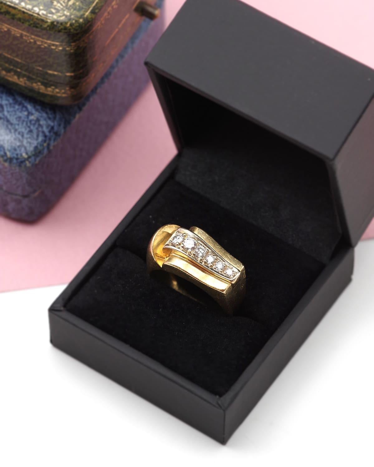Anello con diamante Tank Wave in oro 18 carati e platino. Anello degli anni '40 a forma di onda con sei diamanti taglio brillante disposti a gradi. Questo anello presenta un bel volume con forme arrotondate, tipiche del periodo Retro. Anello da