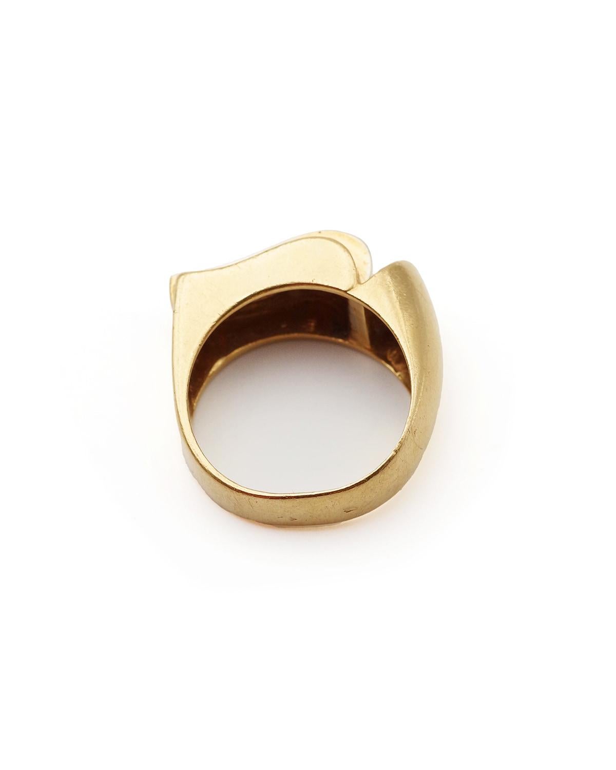Taglio brillante Anello a onda con carrarmato francese e diamanti in oro 18k e platino, anello a carrarmato grande in vendita
