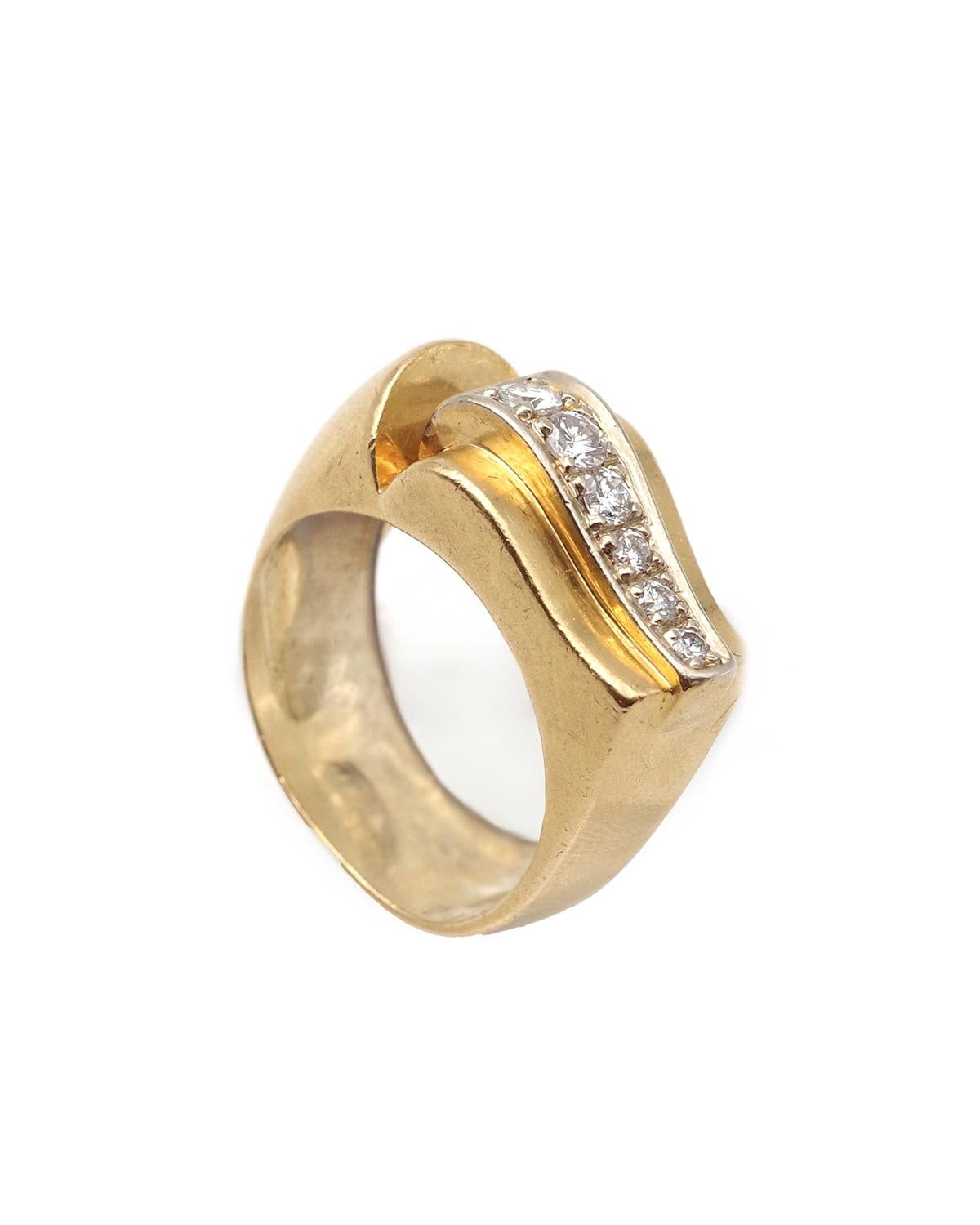 Donna Anello a onda con carrarmato francese e diamanti in oro 18k e platino, anello a carrarmato grande in vendita