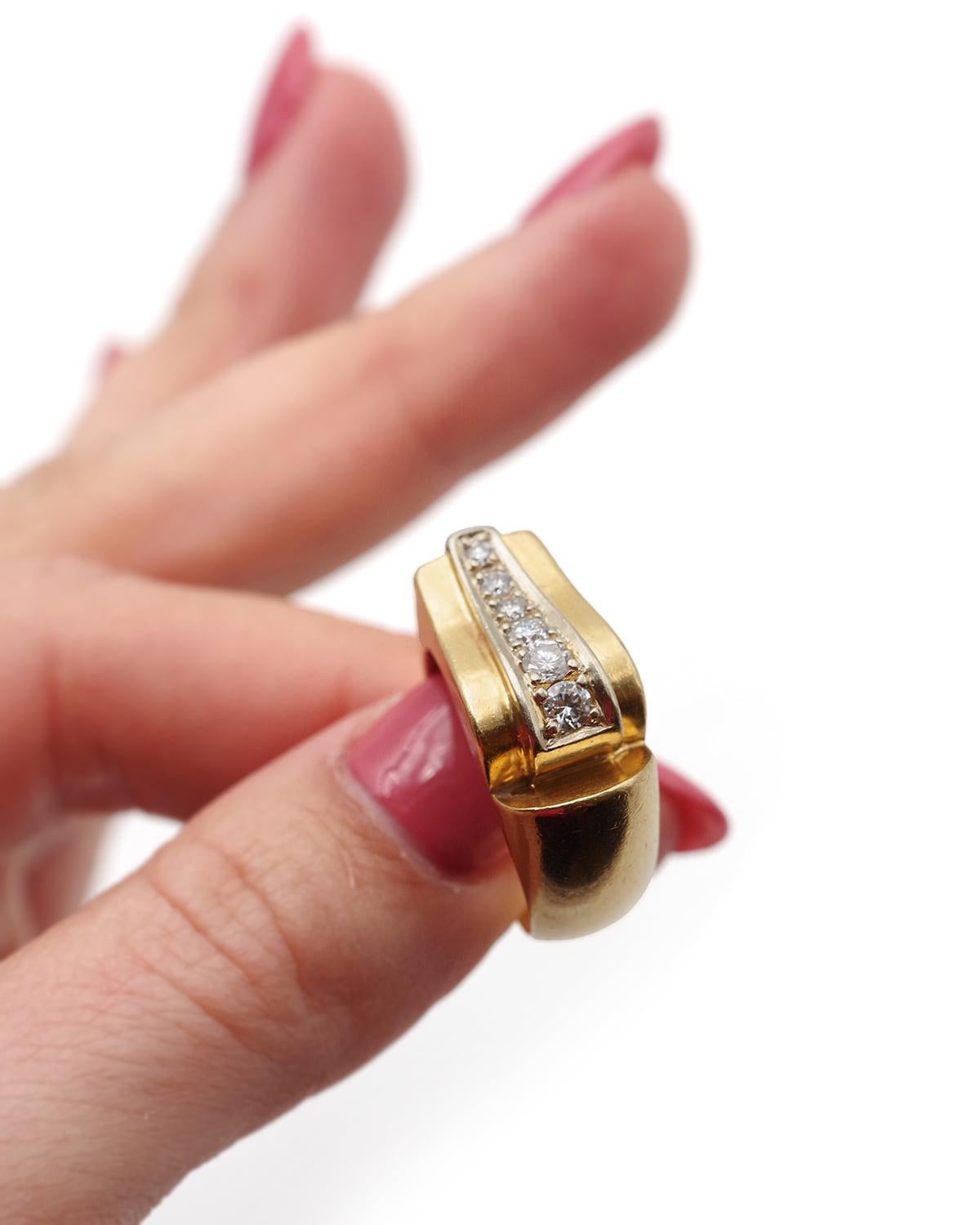 Anello a onda con carrarmato francese e diamanti in oro 18k e platino, anello a carrarmato grande in vendita 2