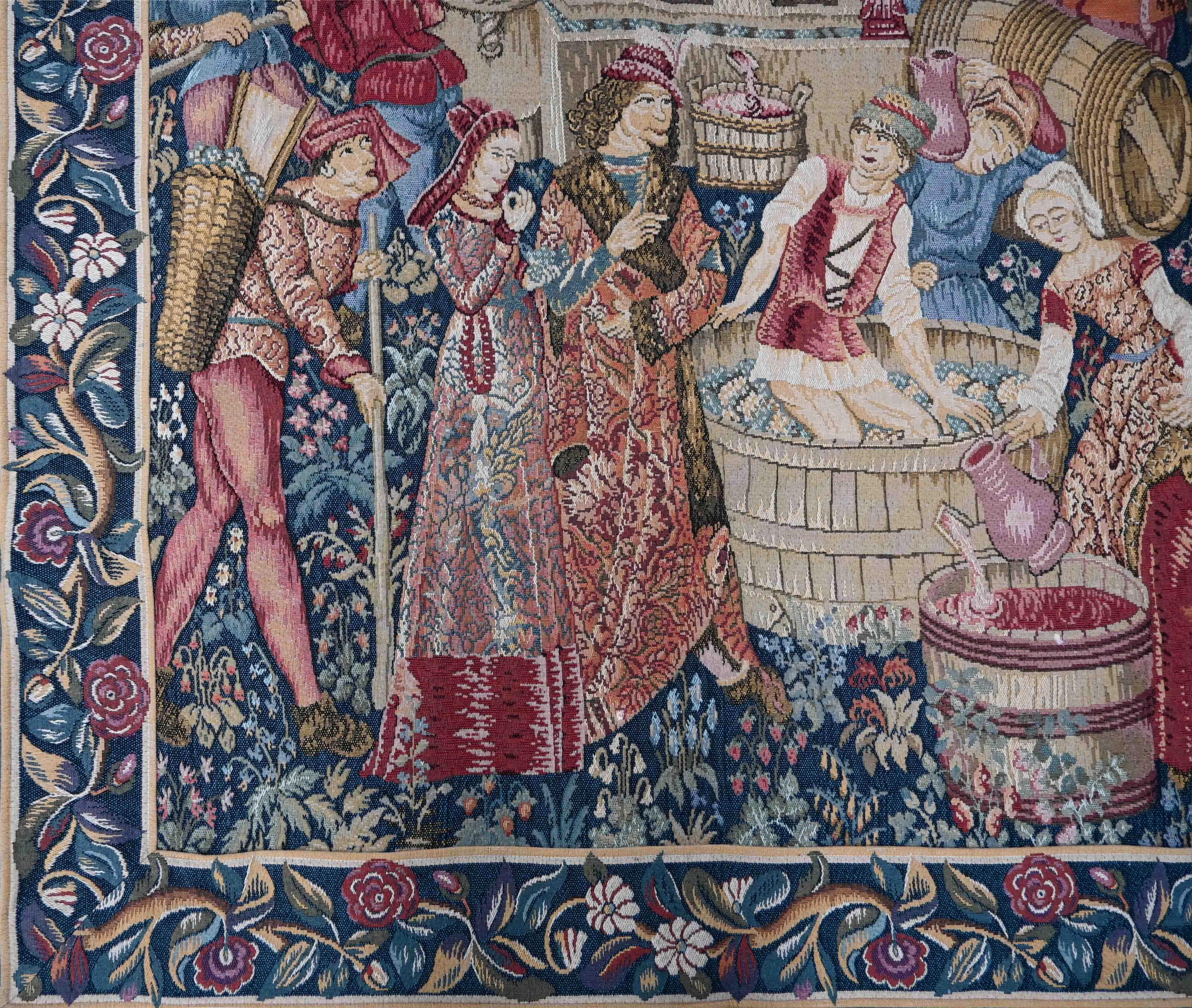 French Tapestry, Genuine Jacquard in Medieval Style - H160xW142 cm - No. 1440 In Excellent Condition For Sale In Paris, FR
