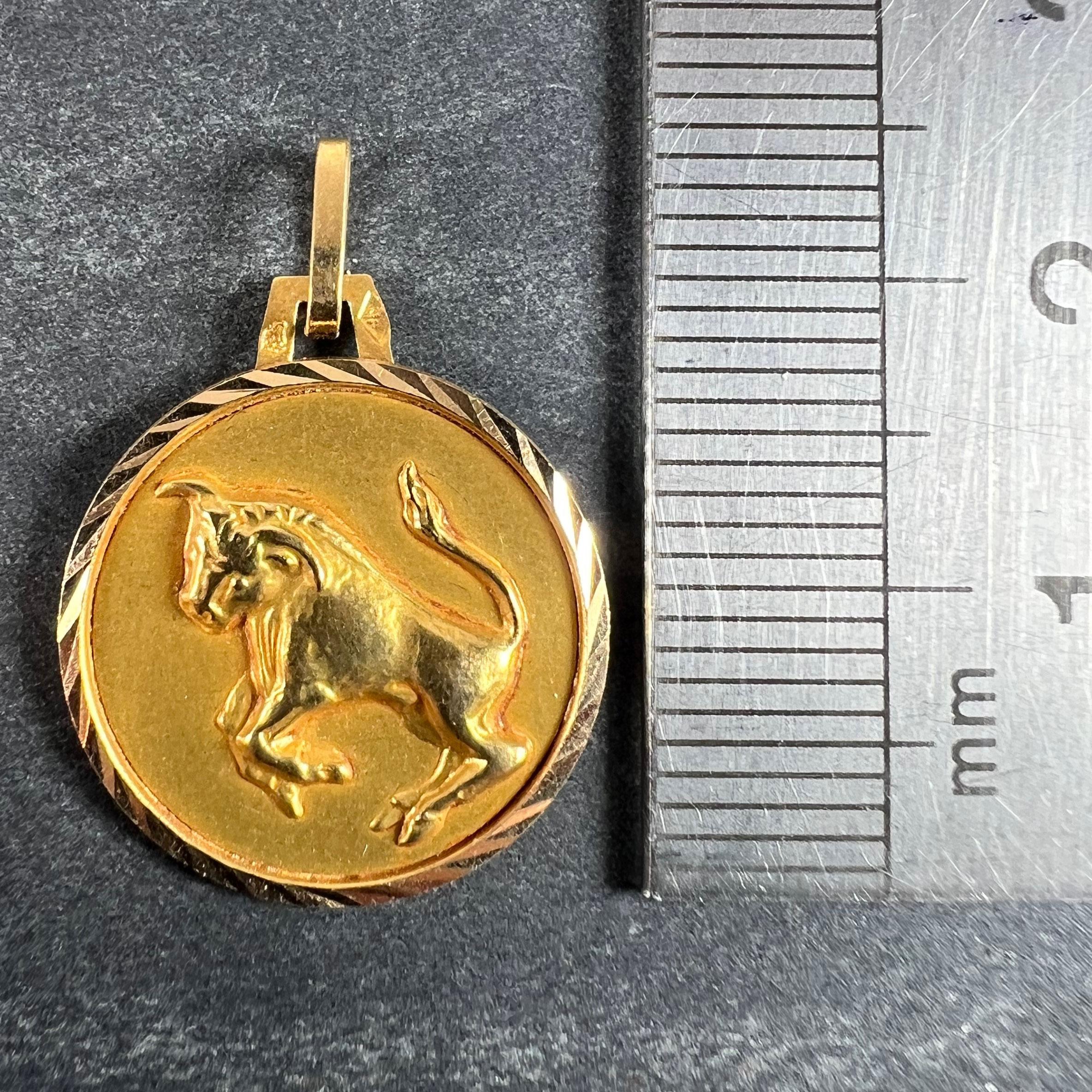 Ciondolo a forma di medaglia con charme in oro giallo 18 carati con segno zodiacale Taurus francese in vendita 6