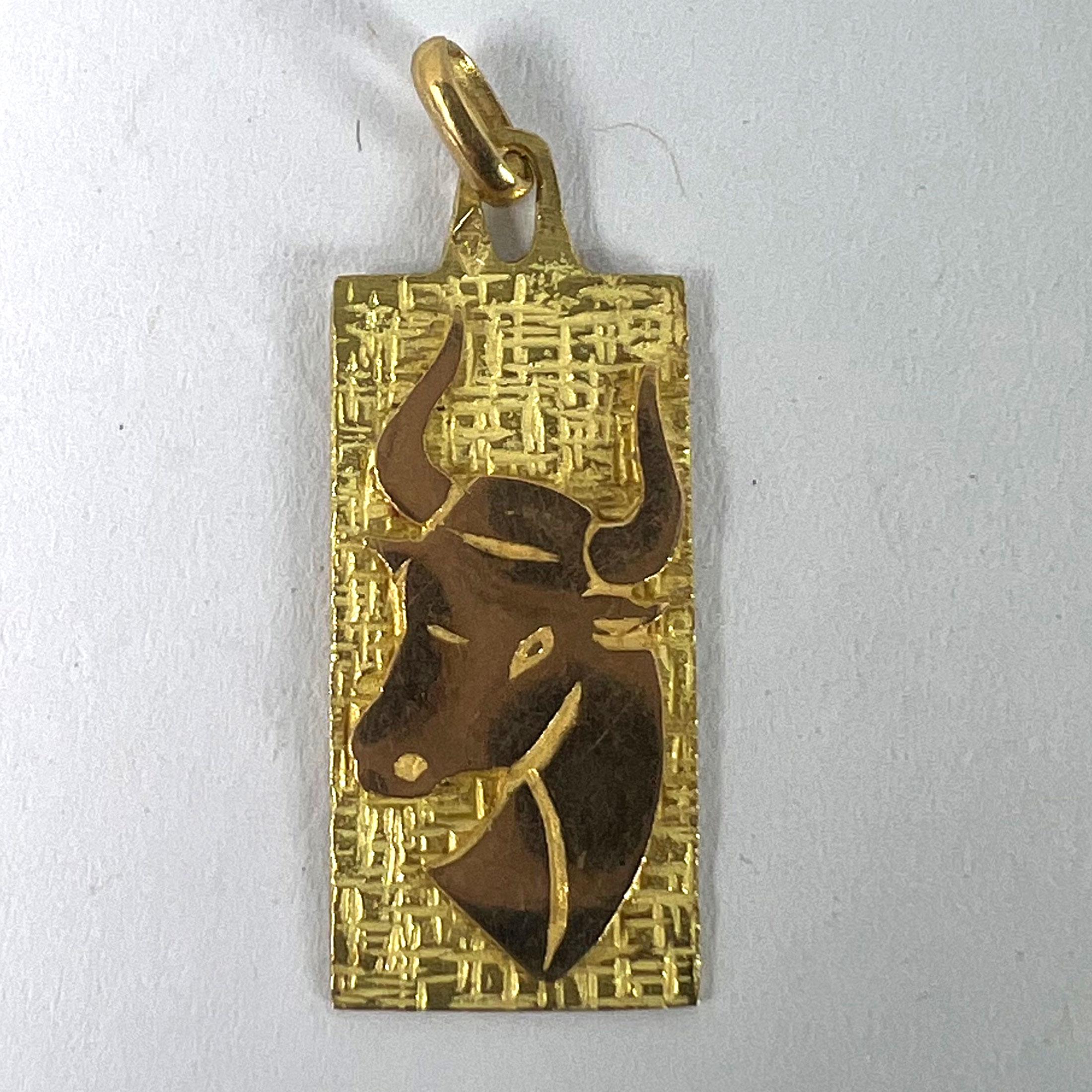 Ciondolo a forma di medaglia con charme in oro giallo 18 carati con segno zodiacale Taurus francese in vendita 7