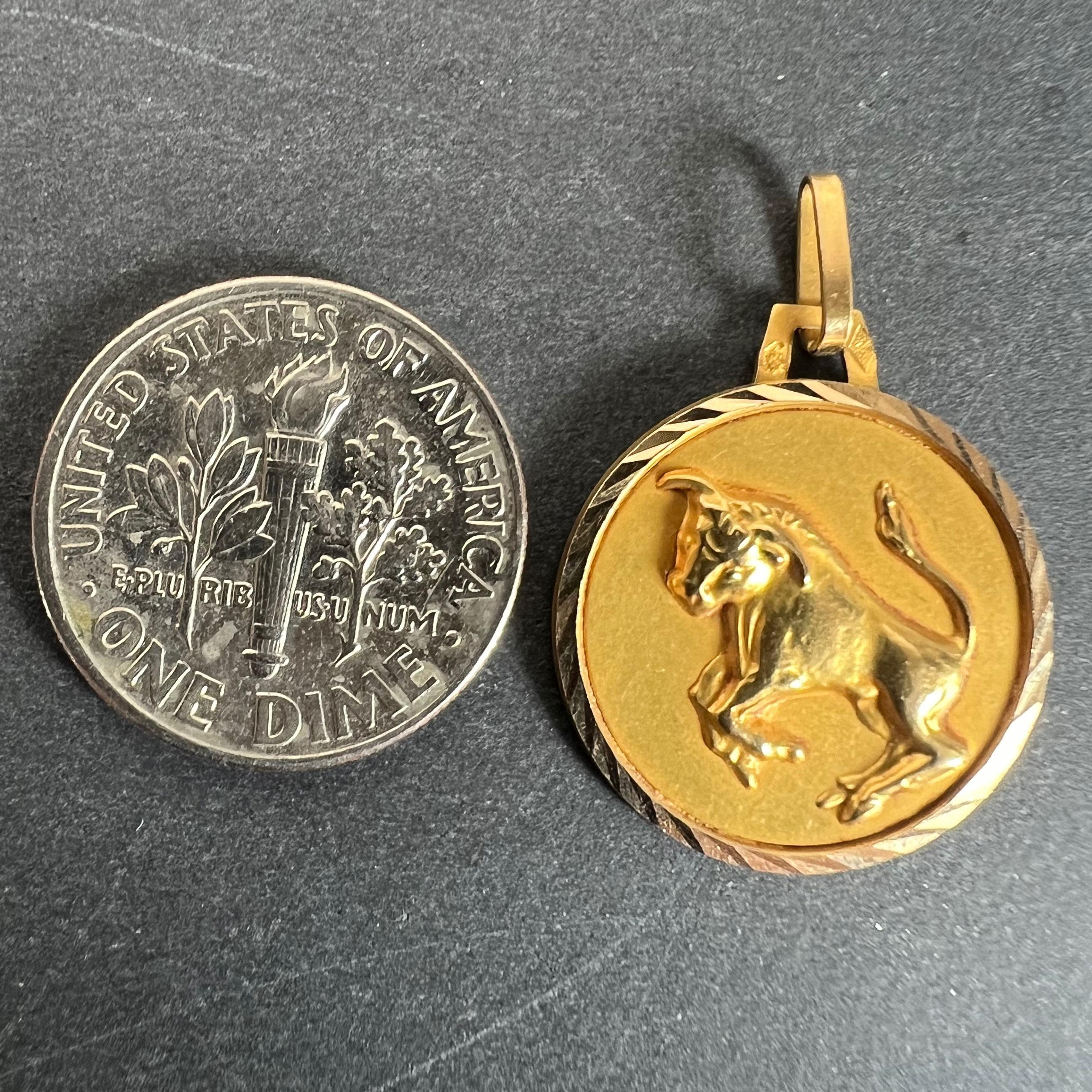 Ciondolo a forma di medaglia con charme in oro giallo 18 carati con segno zodiacale Taurus francese in vendita 7
