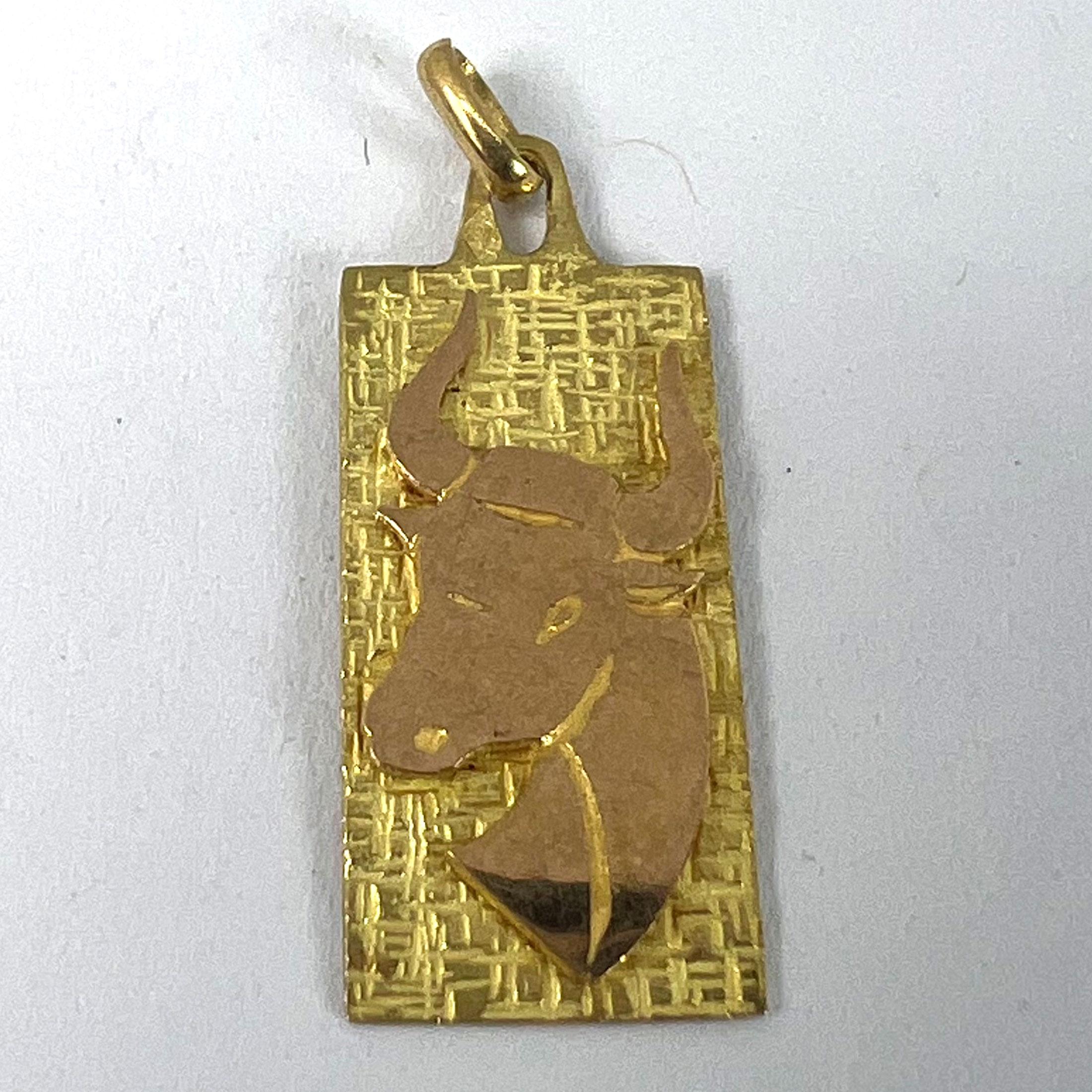 Ciondolo a forma di medaglia con charme in oro giallo 18 carati con segno zodiacale Taurus francese in vendita 8