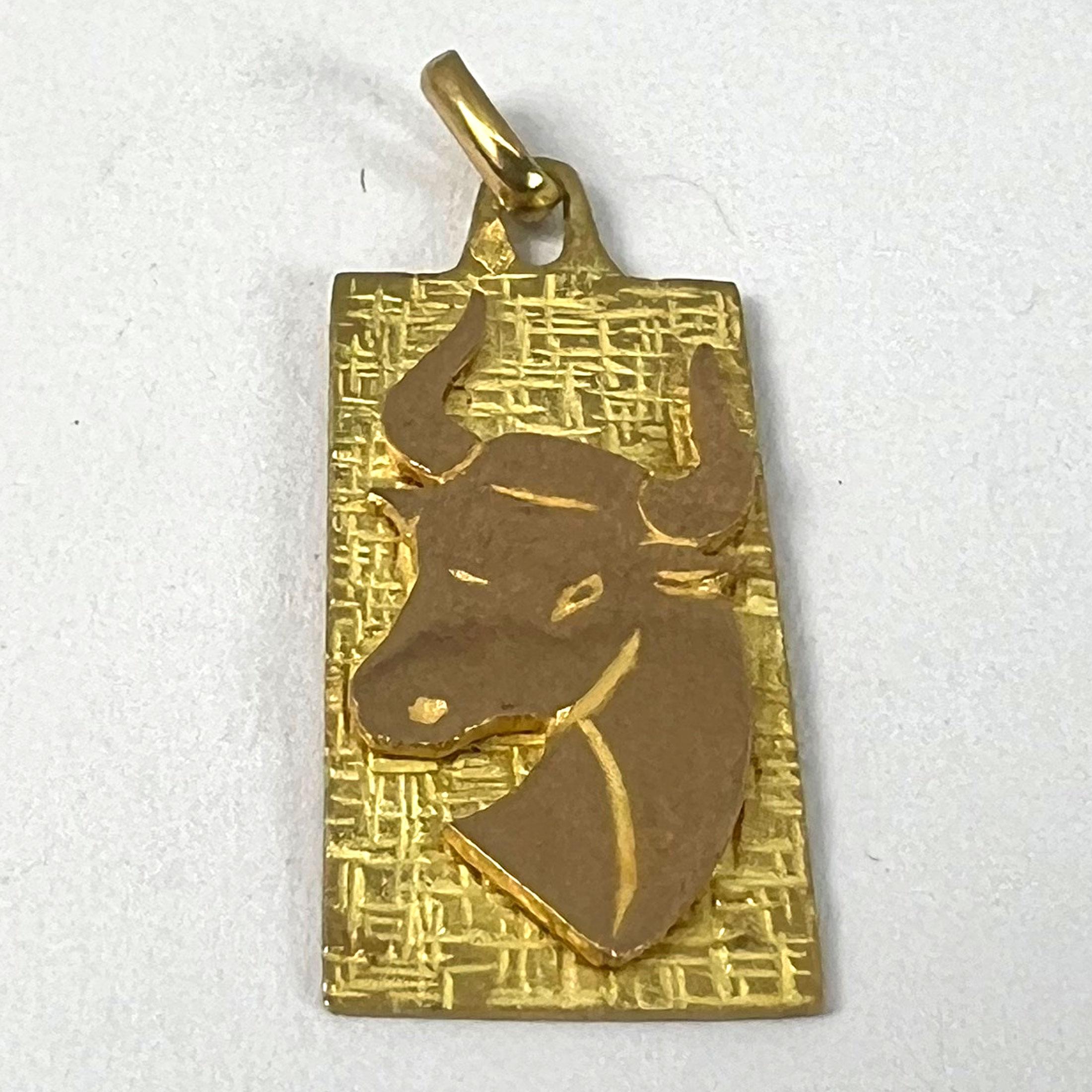 Ciondolo a forma di medaglia con charme in oro giallo 18 carati con segno zodiacale Taurus francese in vendita 9