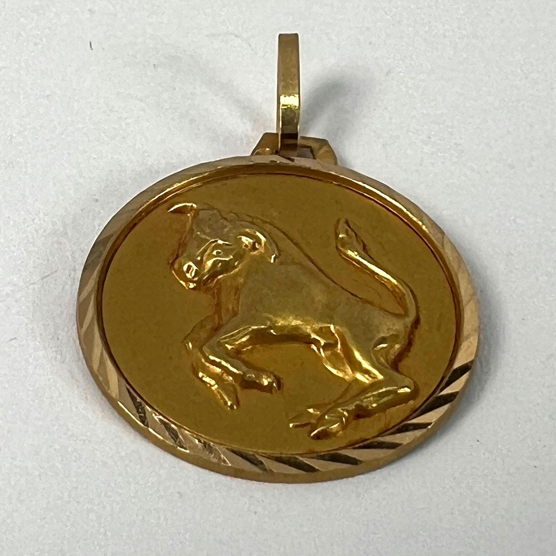 Ciondolo a forma di medaglia con charme in oro giallo 18 carati con segno zodiacale Taurus francese in vendita 10