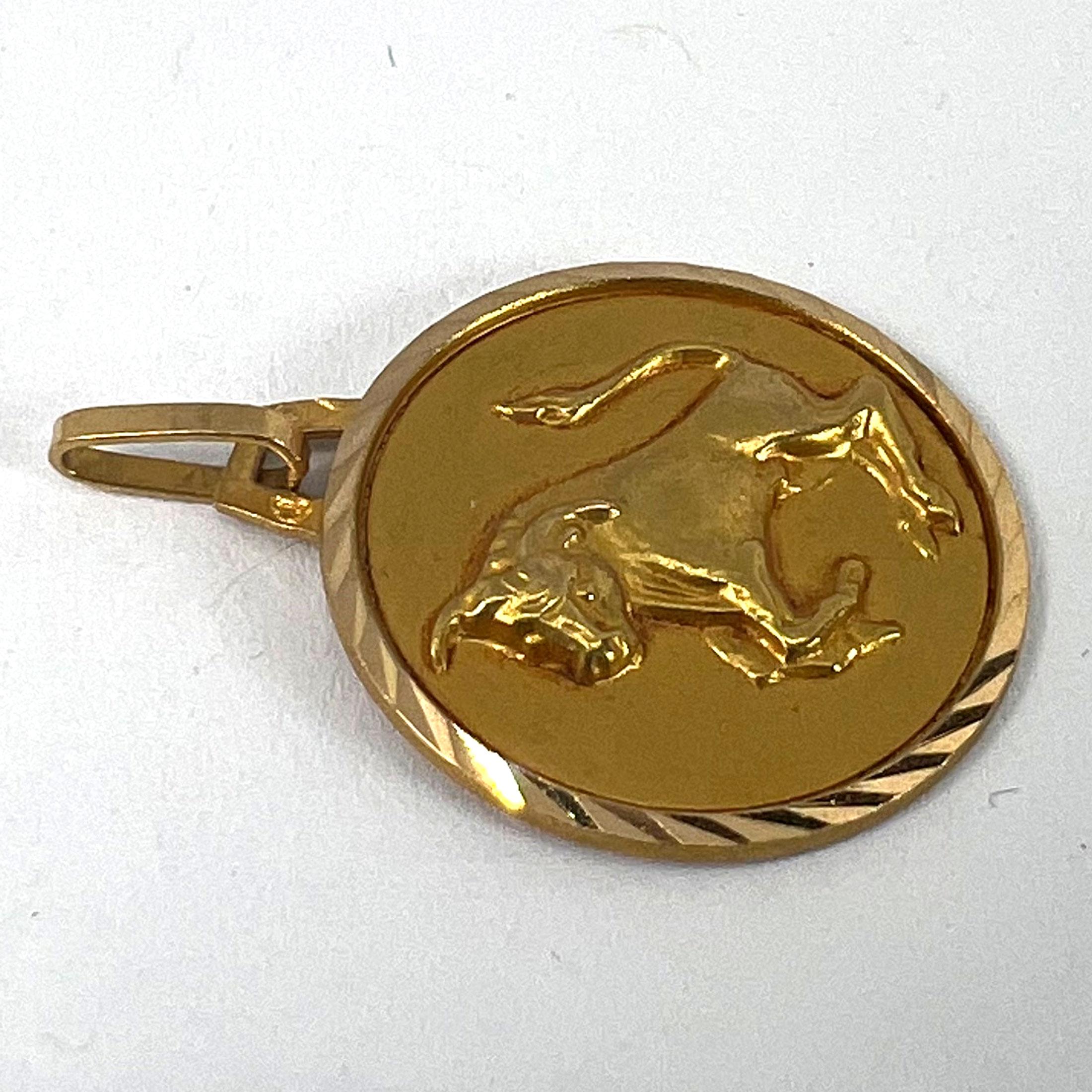 Ciondolo a forma di medaglia con charme in oro giallo 18 carati con segno zodiacale Taurus francese in vendita 11
