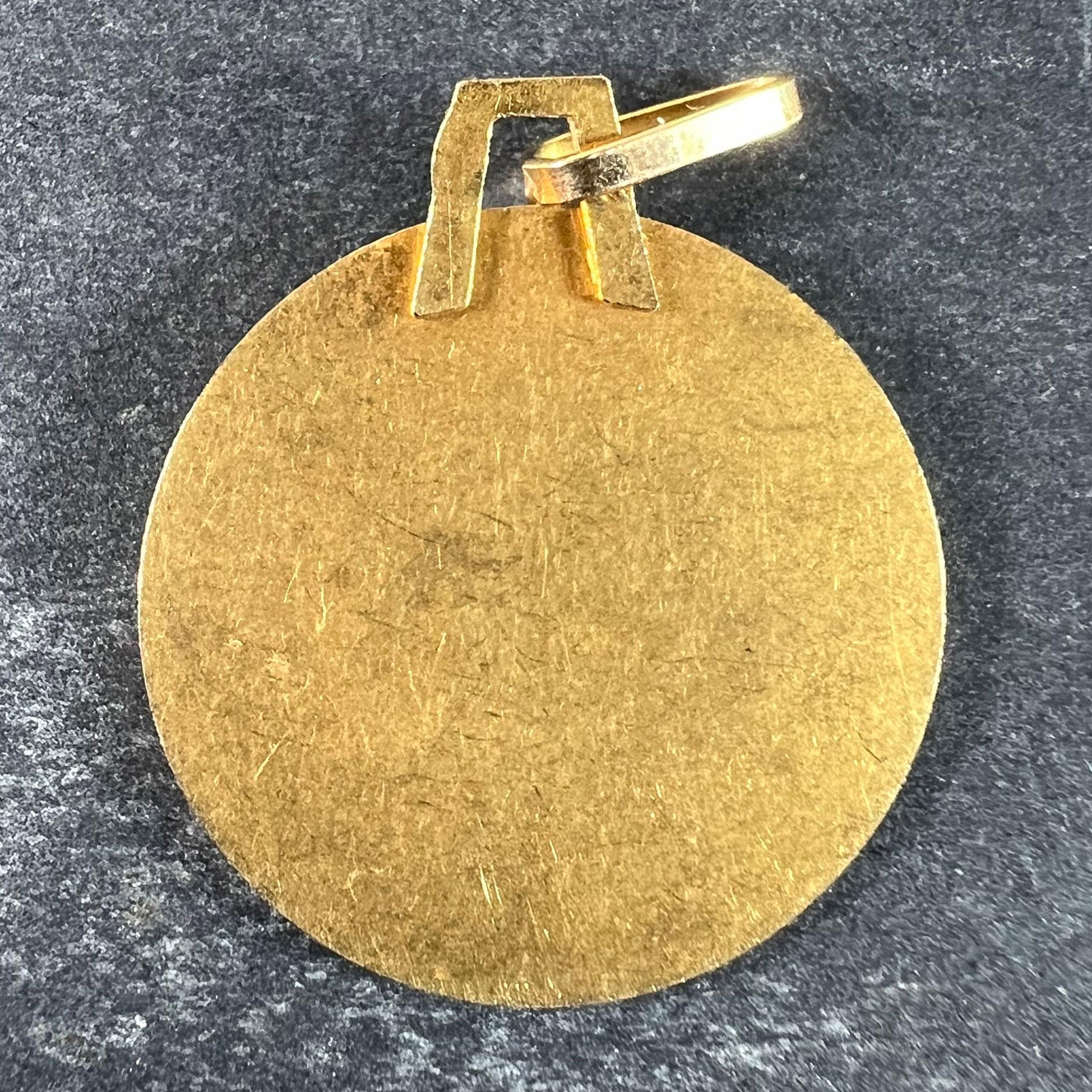 Ciondolo a forma di medaglia con charme in oro giallo 18 carati con segno zodiacale Taurus francese In condizioni buone in vendita a London, GB